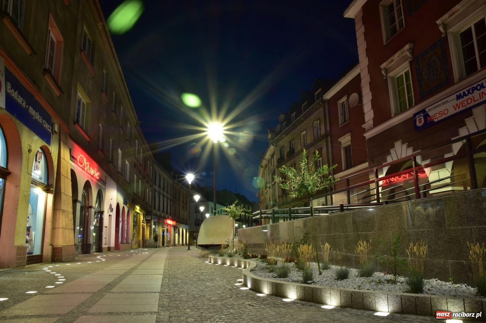 Zdjęcie w galerii na portalu naszraciborz.pl: Dzwoneczki, legenda i LEDy - Długa by night po modernizacji [FOTO] wiadomości z regionu