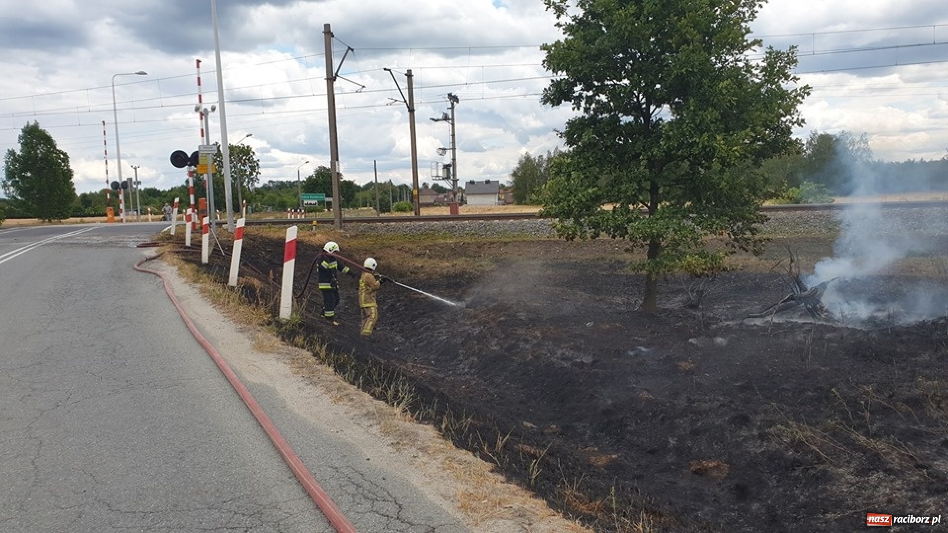 Zdjęcie w galerii na portalu naszraciborz.pl: Raport strażacki. Zalana piwnica w Kornowacu. W Siedliskach paliła się trawa wiadomości z regionu