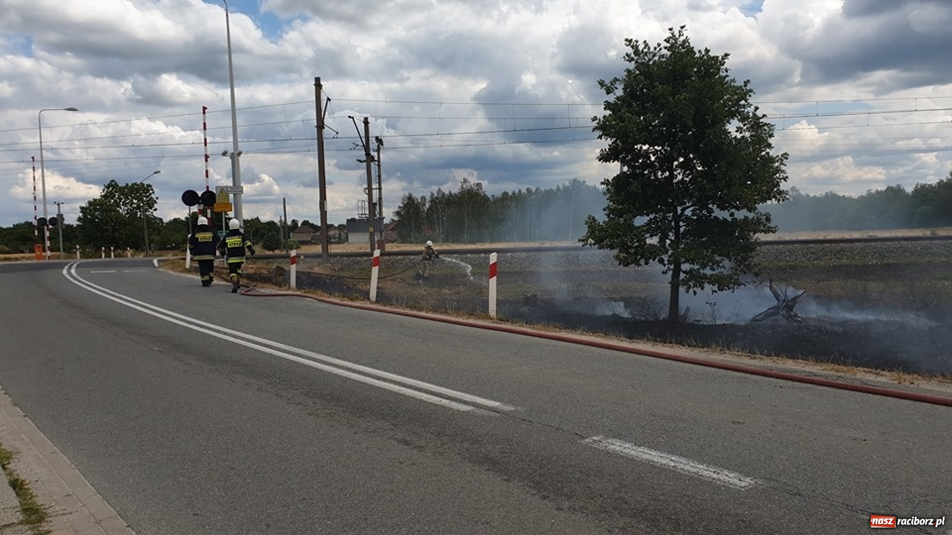 Zdjęcie w galerii na portalu naszraciborz.pl: Raport strażacki. Zalana piwnica w Kornowacu. W Siedliskach paliła się trawa wiadomości z regionu