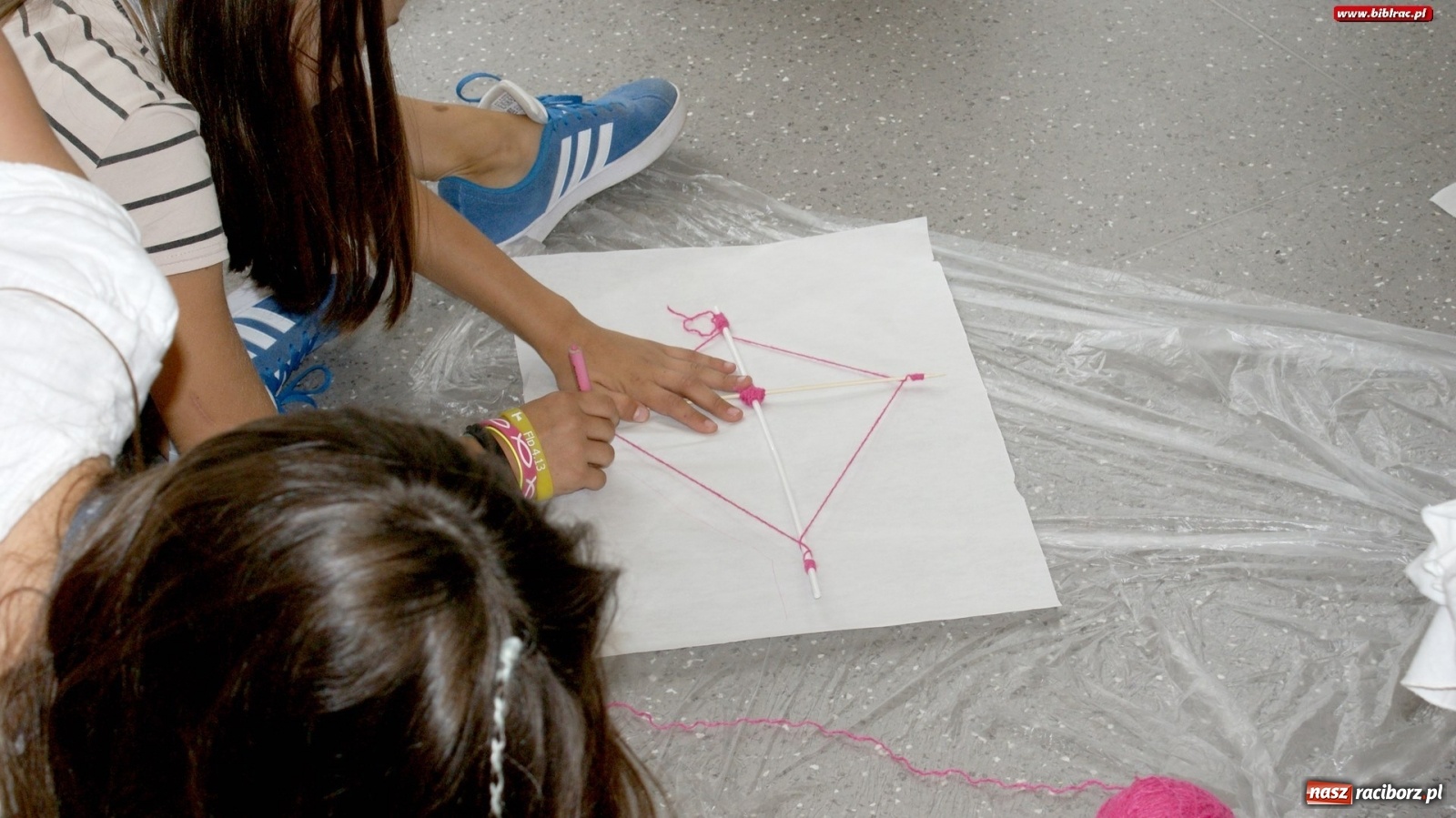 Zdjęcie w galerii na portalu naszraciborz.pl: Młodzi czytelnicy w podróży do Nibylandii [FOTO] wiadomości z regionu