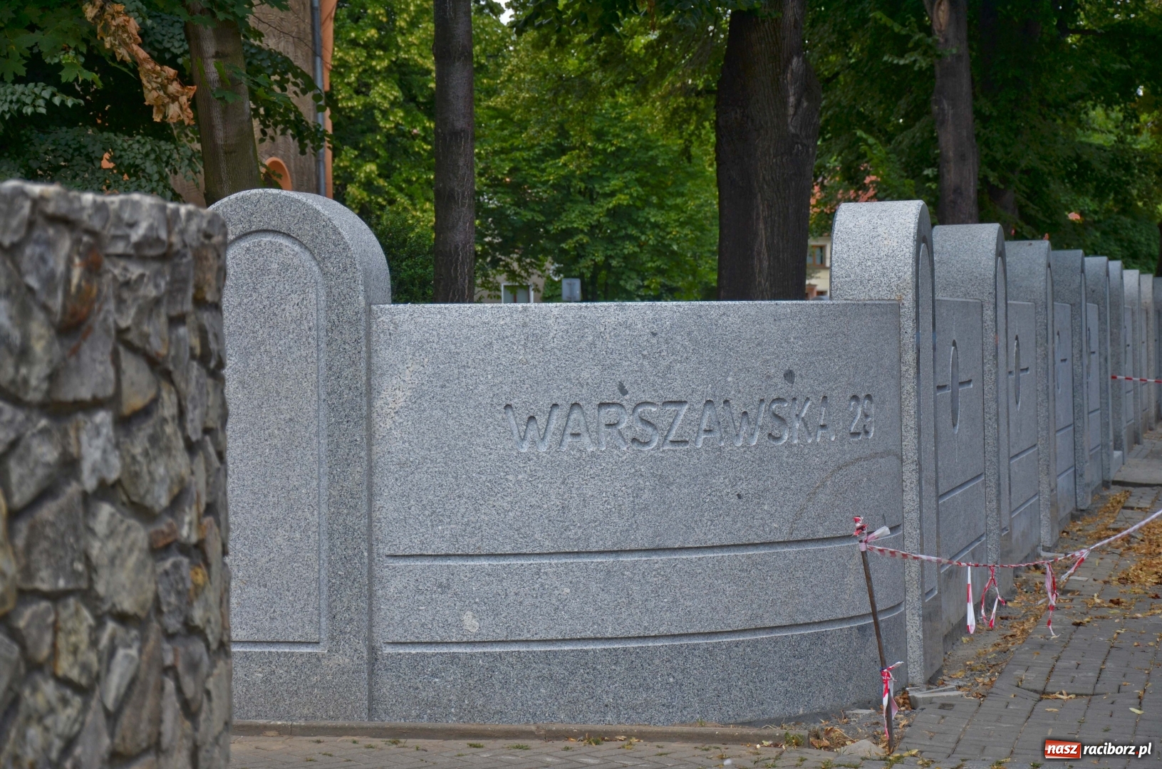Zdjęcie w galerii na portalu naszraciborz.pl: Nowe ogrodzenie kościoła NSPJ coraz dłuższe [FOTO] wiadomości z regionu