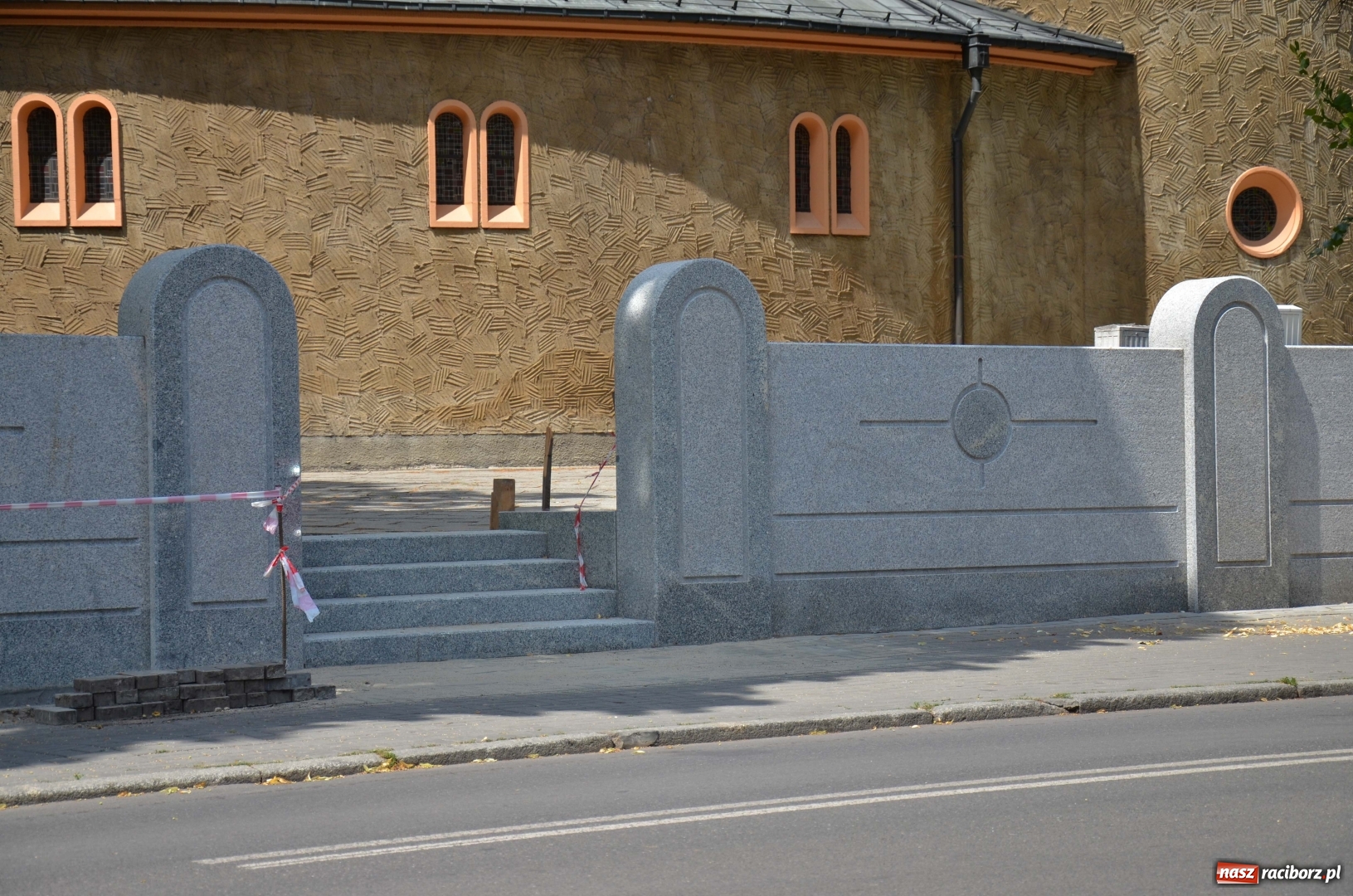 Zdjęcie w galerii na portalu naszraciborz.pl: Nowe ogrodzenie kościoła NSPJ coraz dłuższe [FOTO] wiadomości z regionu
