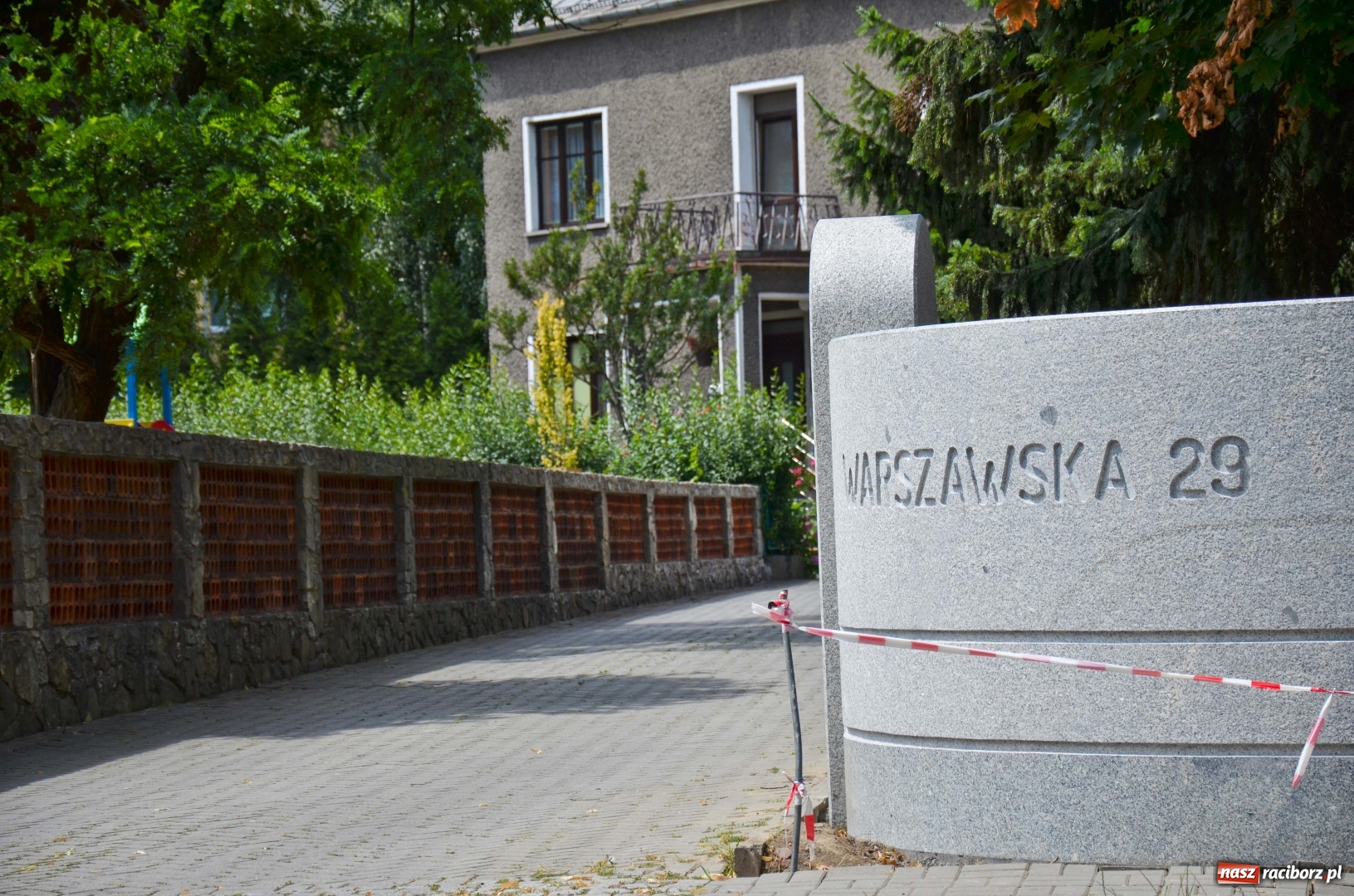 Zdjęcie w galerii na portalu naszraciborz.pl: Nowe ogrodzenie kościoła NSPJ coraz dłuższe [FOTO] wiadomości z regionu