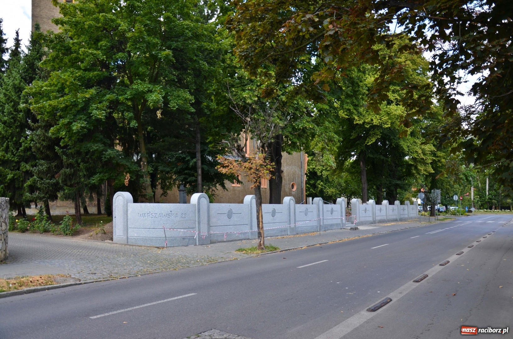 Zdjęcie w galerii na portalu naszraciborz.pl: Nowe ogrodzenie kościoła NSPJ coraz dłuższe [FOTO] wiadomości z regionu
