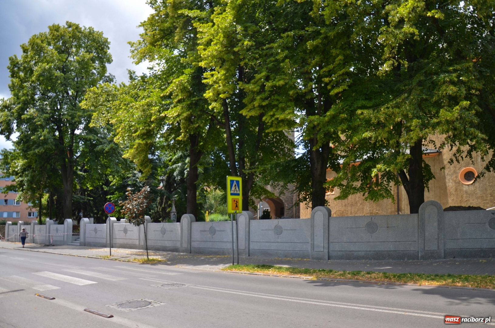 Zdjęcie w galerii na portalu naszraciborz.pl: Nowe ogrodzenie kościoła NSPJ coraz dłuższe [FOTO] wiadomości z regionu