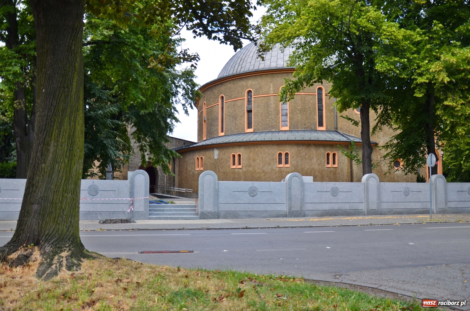 Zdjęcie w galerii na portalu naszraciborz.pl: Nowe ogrodzenie kościoła NSPJ coraz dłuższe [FOTO] wiadomości z regionu