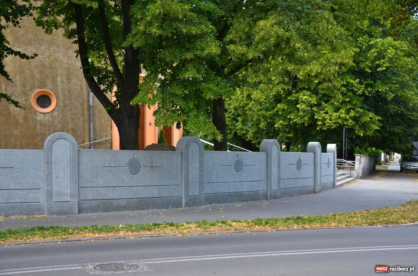 Zdjęcie w galerii na portalu naszraciborz.pl: Nowe ogrodzenie kościoła NSPJ coraz dłuższe [FOTO] wiadomości z regionu