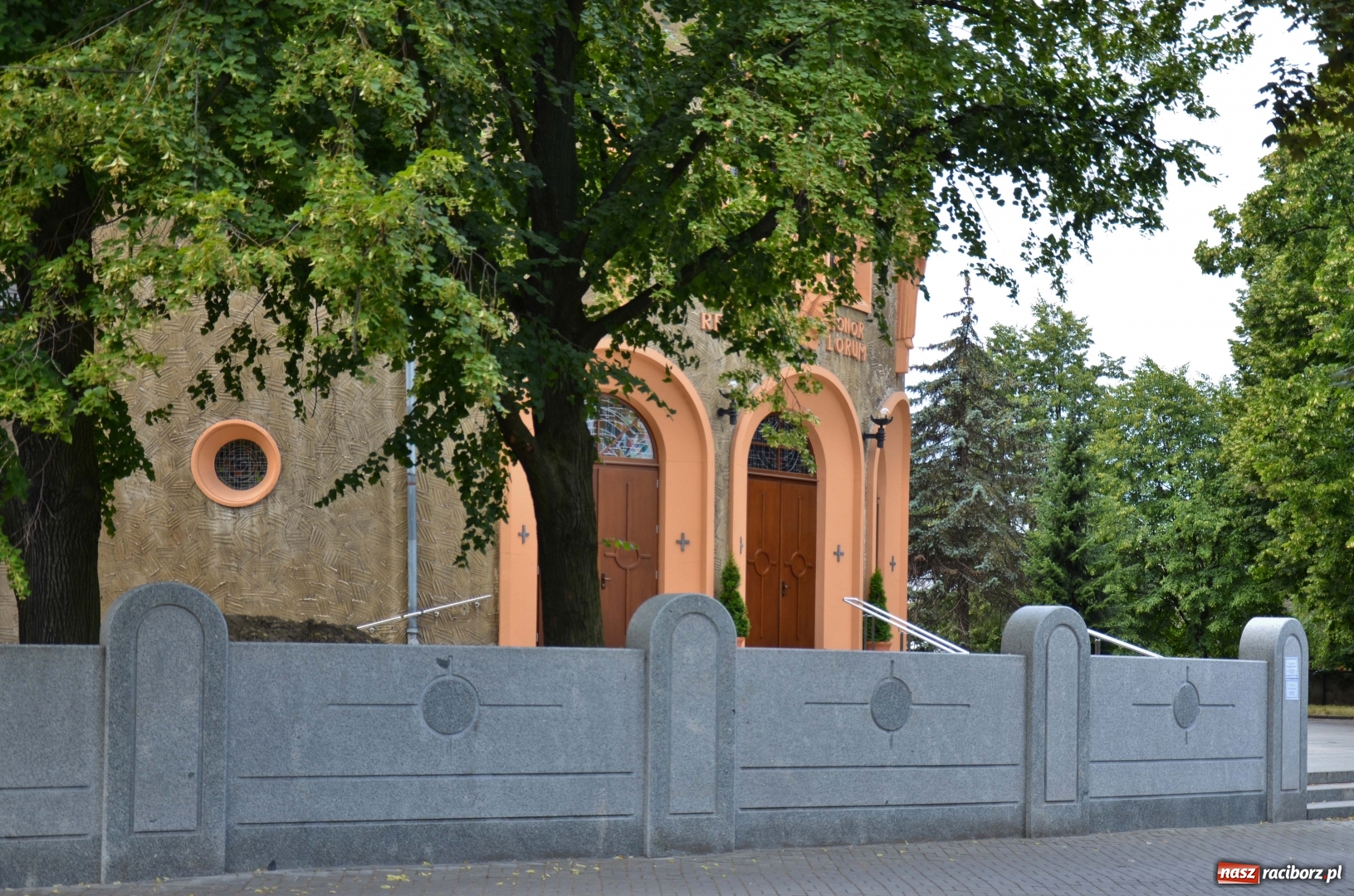Zdjęcie w galerii na portalu naszraciborz.pl: Nowe ogrodzenie kościoła NSPJ coraz dłuższe [FOTO] wiadomości z regionu
