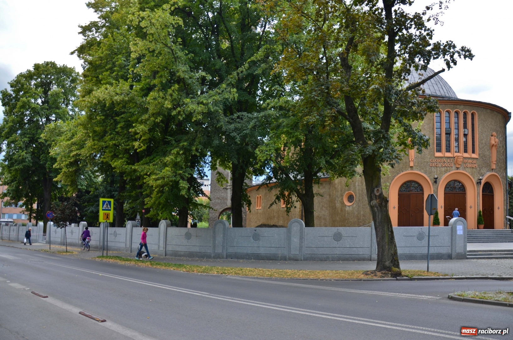 Zdjęcie w galerii na portalu naszraciborz.pl: Nowe ogrodzenie kościoła NSPJ coraz dłuższe [FOTO] wiadomości z regionu