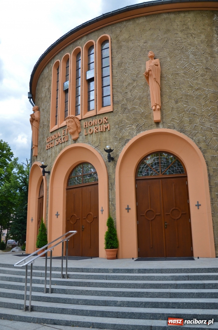 Zdjęcie w galerii na portalu naszraciborz.pl: Nowe ogrodzenie kościoła NSPJ coraz dłuższe [FOTO] wiadomości z regionu