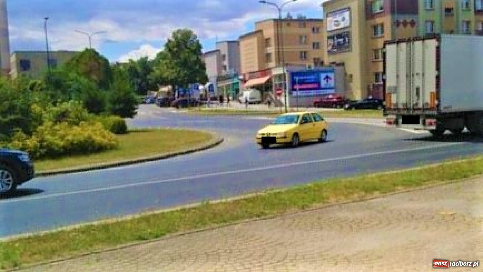 Zdjęcie w galerii na portalu naszraciborz.pl: Na rondzie pod prąd. Niecodzienna sytuacja w Raciborzu [FOTO] wiadomości z regionu