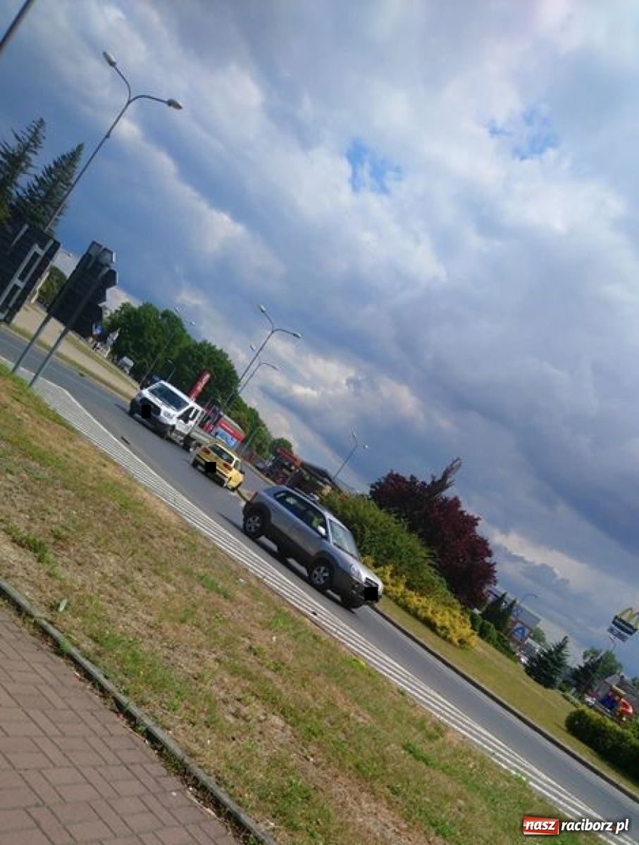 Zdjęcie w galerii na portalu naszraciborz.pl: Na rondzie pod prąd. Niecodzienna sytuacja w Raciborzu [FOTO] wiadomości z regionu