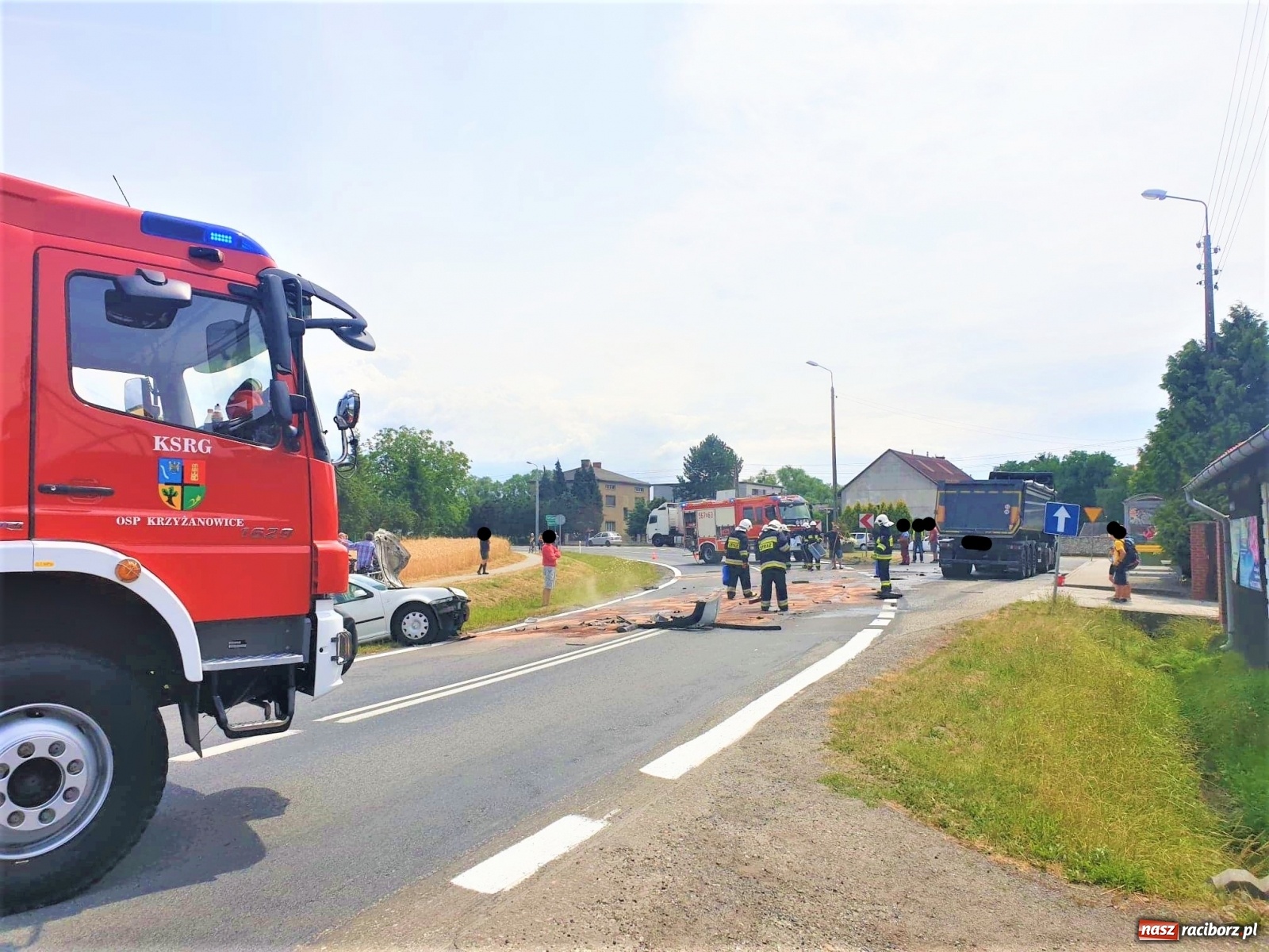 Zdjęcie w galerii na portalu naszraciborz.pl: DK 45. Zderzenie ciężarówki i osobówki na granicy Zabełkowa i Rudyszwałdu [FOTO] wiadomości z regionu