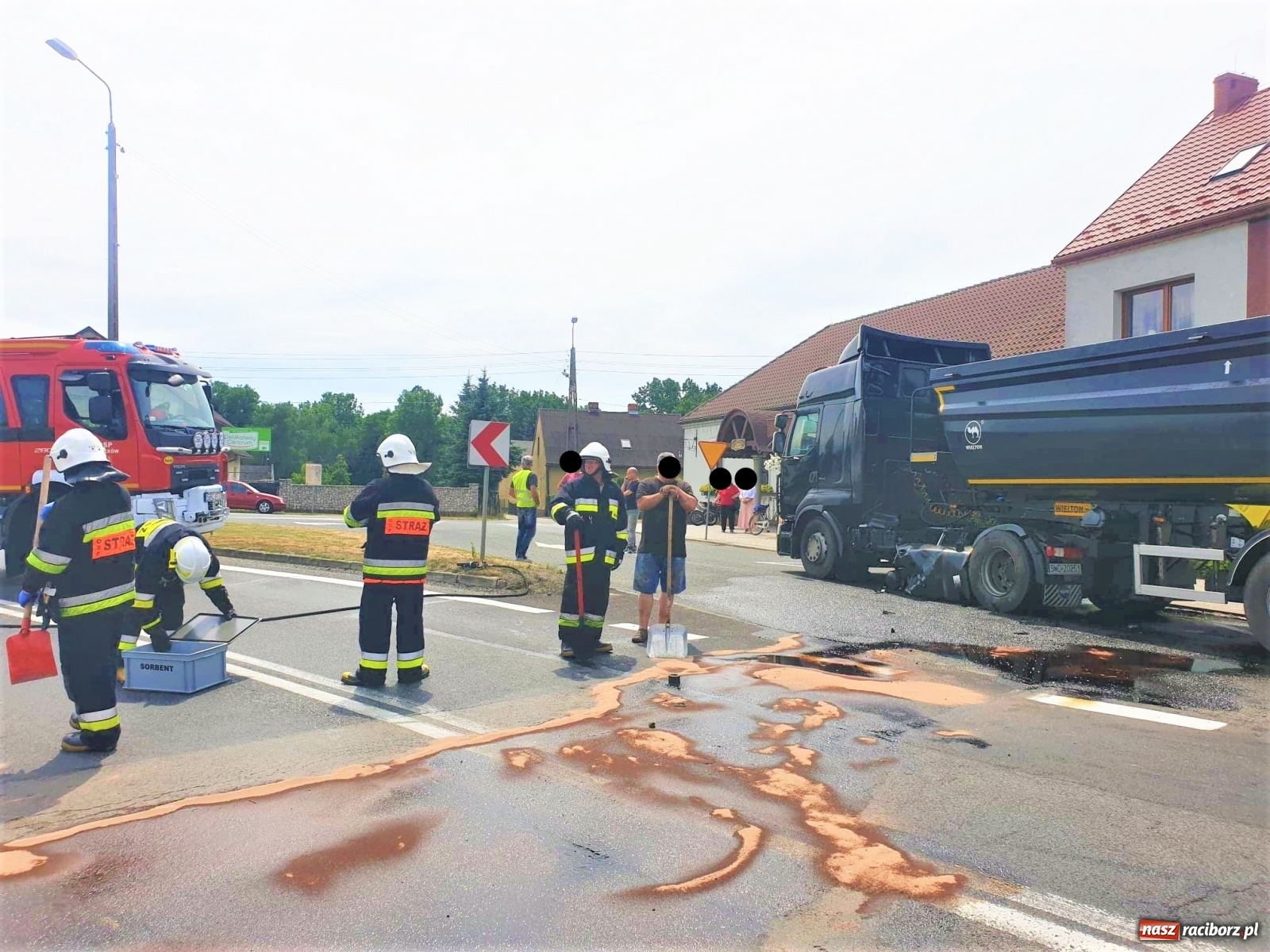 Zdjęcie w galerii na portalu naszraciborz.pl: DK 45. Zderzenie ciężarówki i osobówki na granicy Zabełkowa i Rudyszwałdu [FOTO] wiadomości z regionu