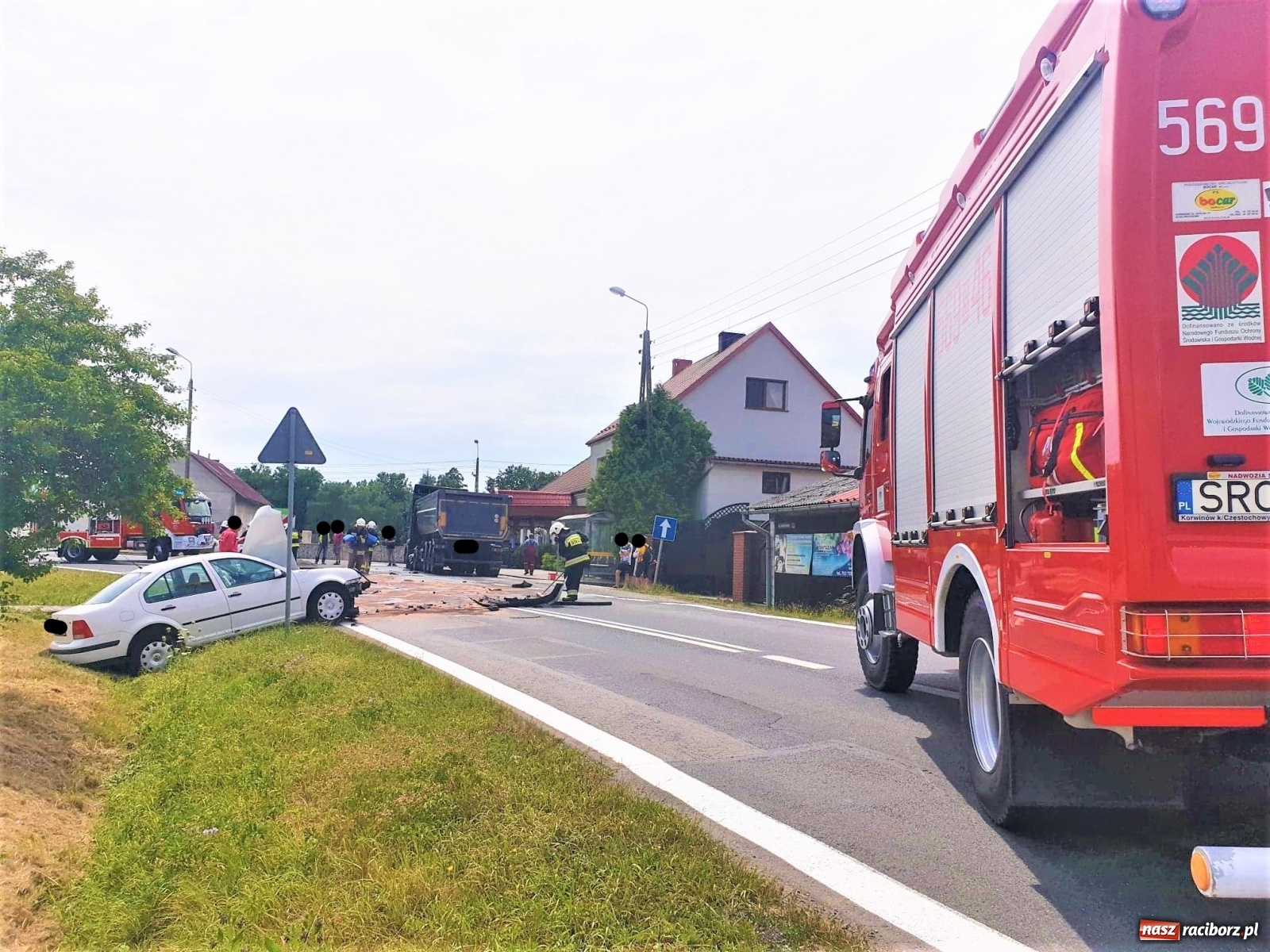 Zdjęcie w galerii na portalu naszraciborz.pl: DK 45. Zderzenie ciężarówki i osobówki na granicy Zabełkowa i Rudyszwałdu [FOTO] wiadomości z regionu