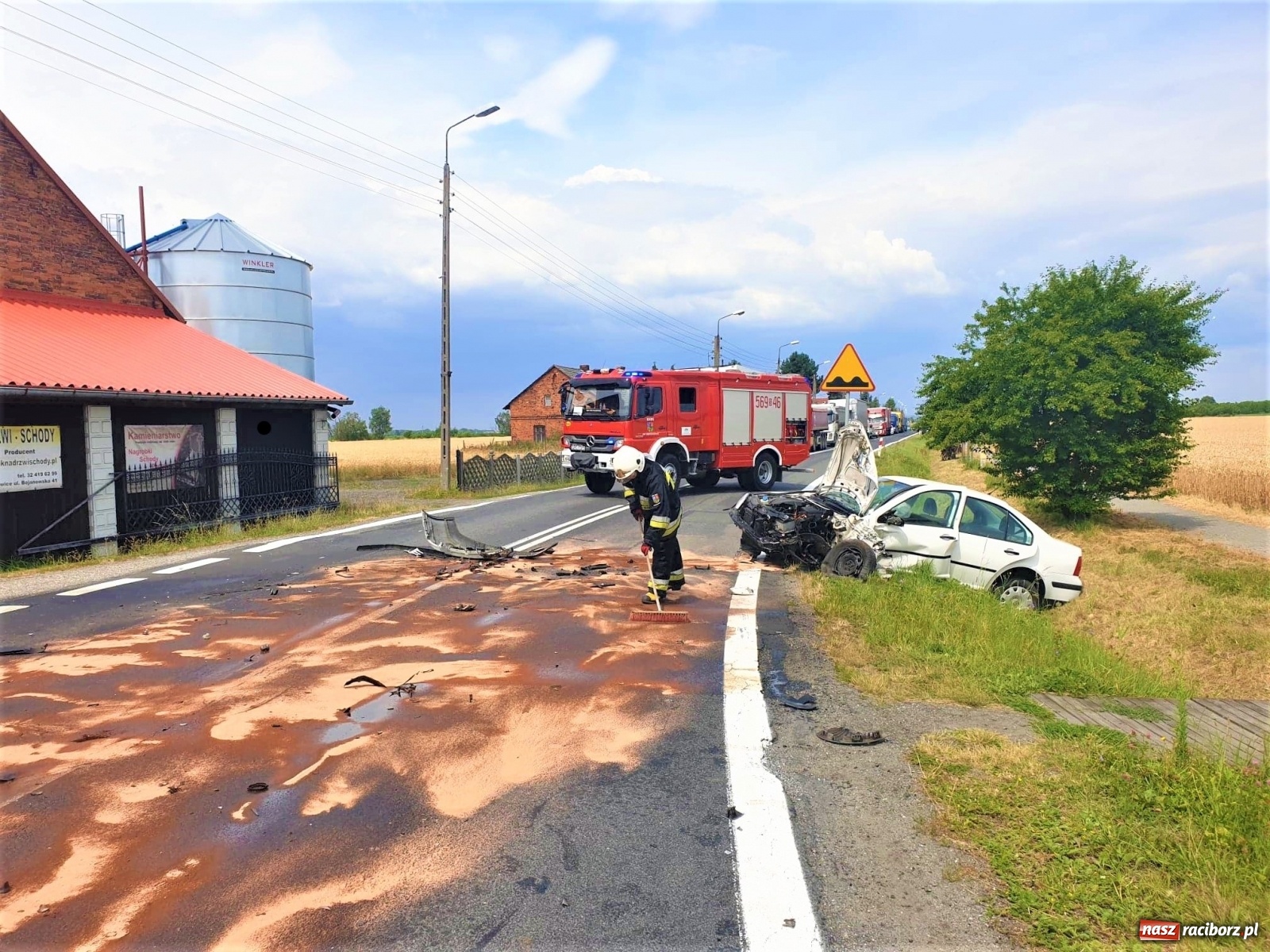 Zdjęcie w galerii na portalu naszraciborz.pl: DK 45. Zderzenie ciężarówki i osobówki na granicy Zabełkowa i Rudyszwałdu [FOTO] wiadomości z regionu