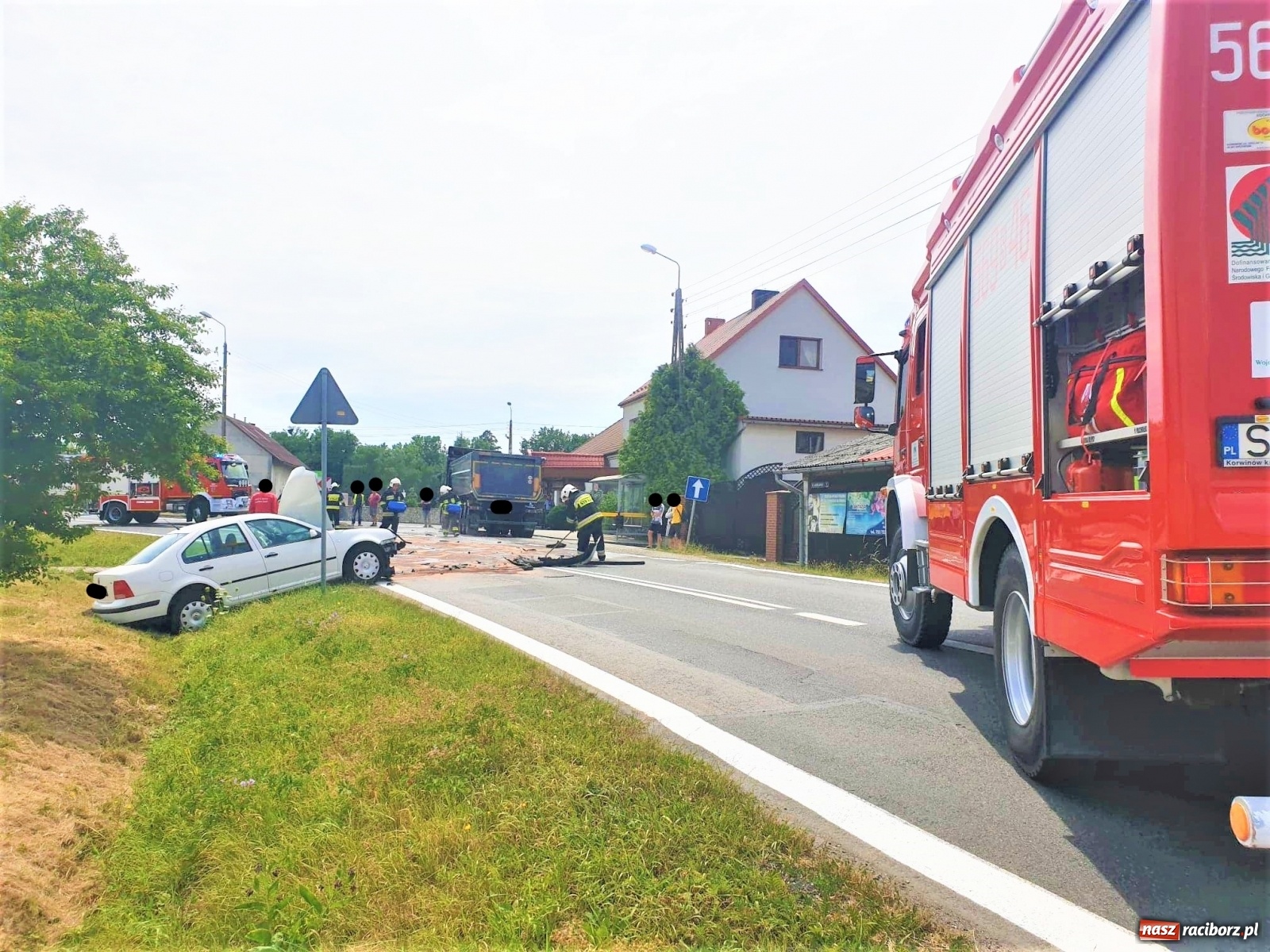 Zdjęcie w galerii na portalu naszraciborz.pl: DK 45. Zderzenie ciężarówki i osobówki na granicy Zabełkowa i Rudyszwałdu [FOTO] wiadomości z regionu