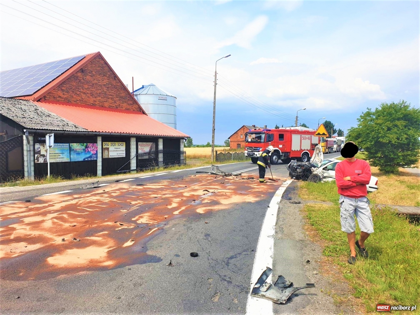 Zdjęcie w galerii na portalu naszraciborz.pl: DK 45. Zderzenie ciężarówki i osobówki na granicy Zabełkowa i Rudyszwałdu [FOTO] wiadomości z regionu