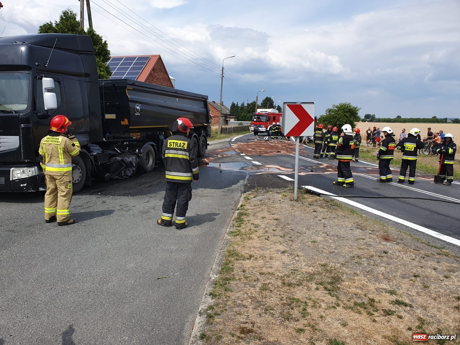 Zdjęcie w galerii na portalu naszraciborz.pl: DK 45. Zderzenie ciężarówki i osobówki na granicy Zabełkowa i Rudyszwałdu [FOTO] wiadomości z regionu