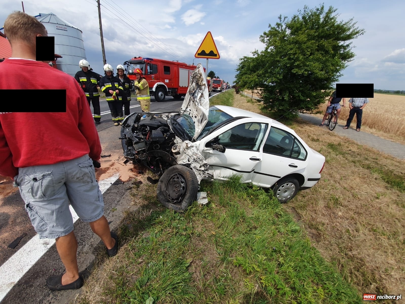 Zdjęcie w galerii na portalu naszraciborz.pl: DK 45. Zderzenie ciężarówki i osobówki na granicy Zabełkowa i Rudyszwałdu [FOTO] wiadomości z regionu