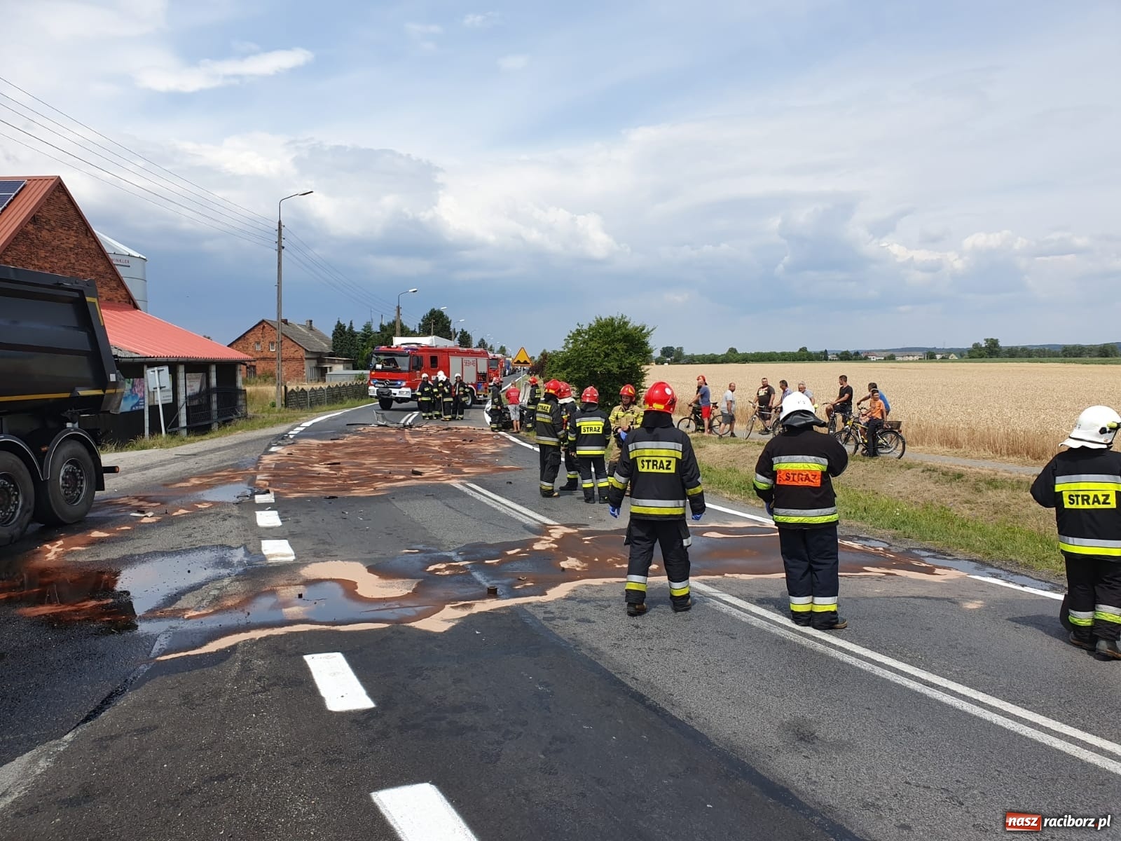 Zdjęcie w galerii na portalu naszraciborz.pl: DK 45. Zderzenie ciężarówki i osobówki na granicy Zabełkowa i Rudyszwałdu [FOTO] wiadomości z regionu