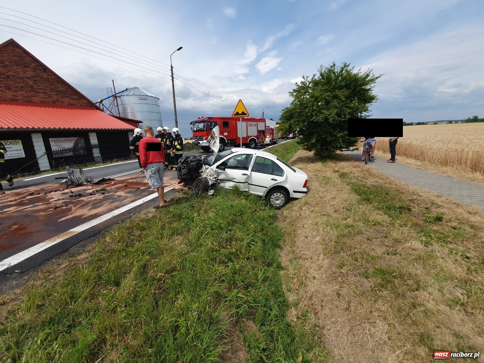 Zdjęcie w galerii na portalu naszraciborz.pl: DK 45. Zderzenie ciężarówki i osobówki na granicy Zabełkowa i Rudyszwałdu [FOTO] wiadomości z regionu