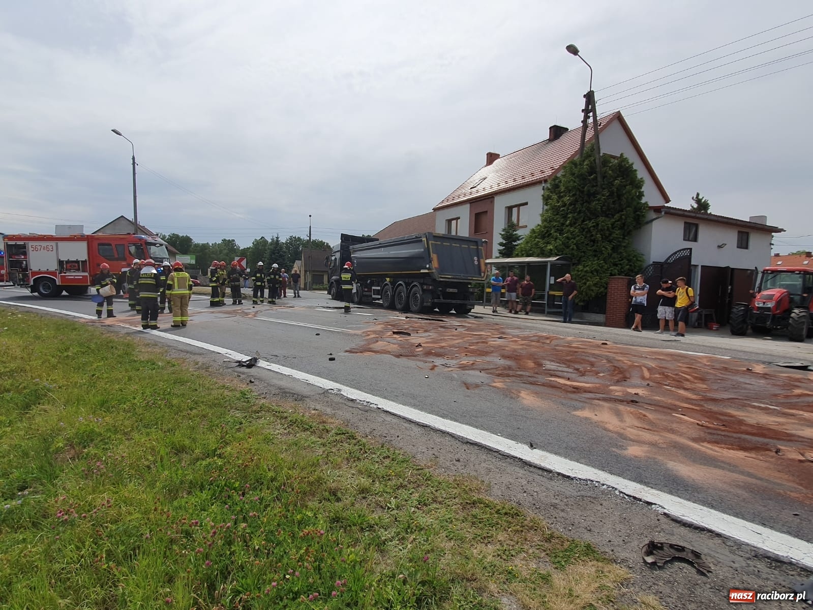 Zdjęcie w galerii na portalu naszraciborz.pl: DK 45. Zderzenie ciężarówki i osobówki na granicy Zabełkowa i Rudyszwałdu [FOTO] wiadomości z regionu