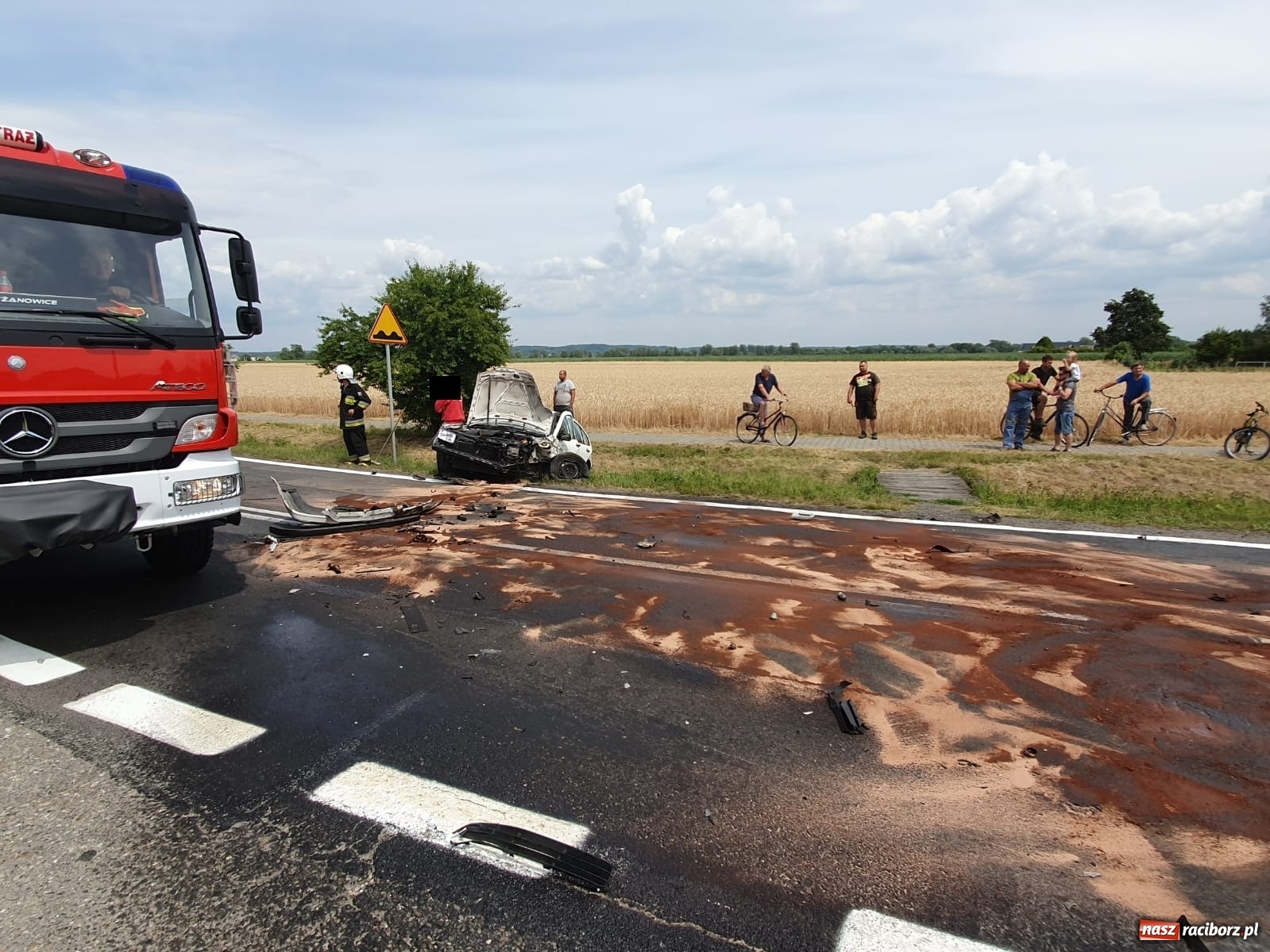 Zdjęcie w galerii na portalu naszraciborz.pl: DK 45. Zderzenie ciężarówki i osobówki na granicy Zabełkowa i Rudyszwałdu [FOTO] wiadomości z regionu