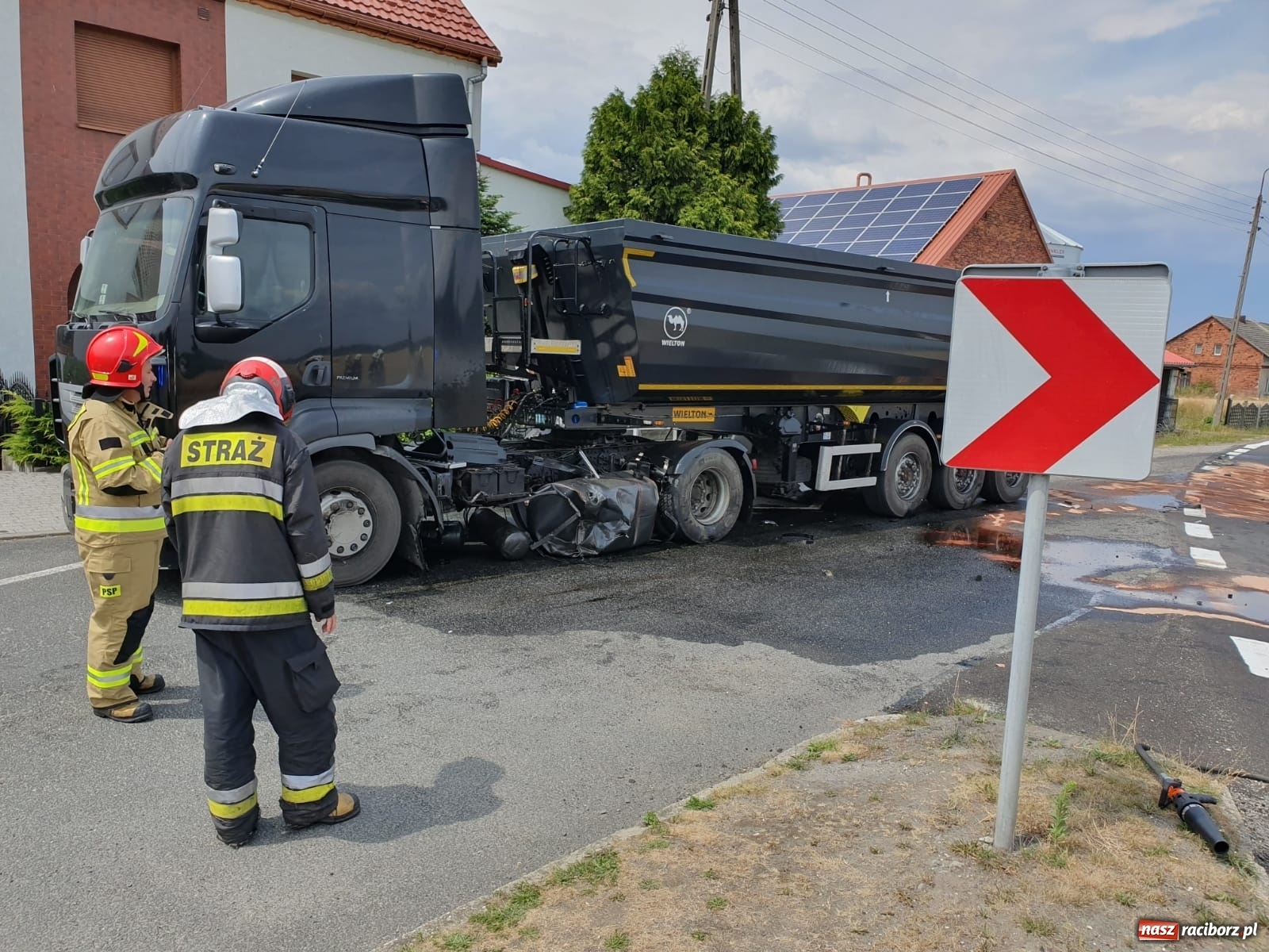 Zdjęcie w galerii na portalu naszraciborz.pl: DK 45. Zderzenie ciężarówki i osobówki na granicy Zabełkowa i Rudyszwałdu [FOTO] wiadomości z regionu