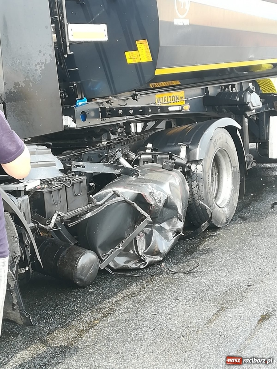 Zdjęcie w galerii na portalu naszraciborz.pl: DK 45. Zderzenie ciężarówki i osobówki na granicy Zabełkowa i Rudyszwałdu [FOTO] wiadomości z regionu