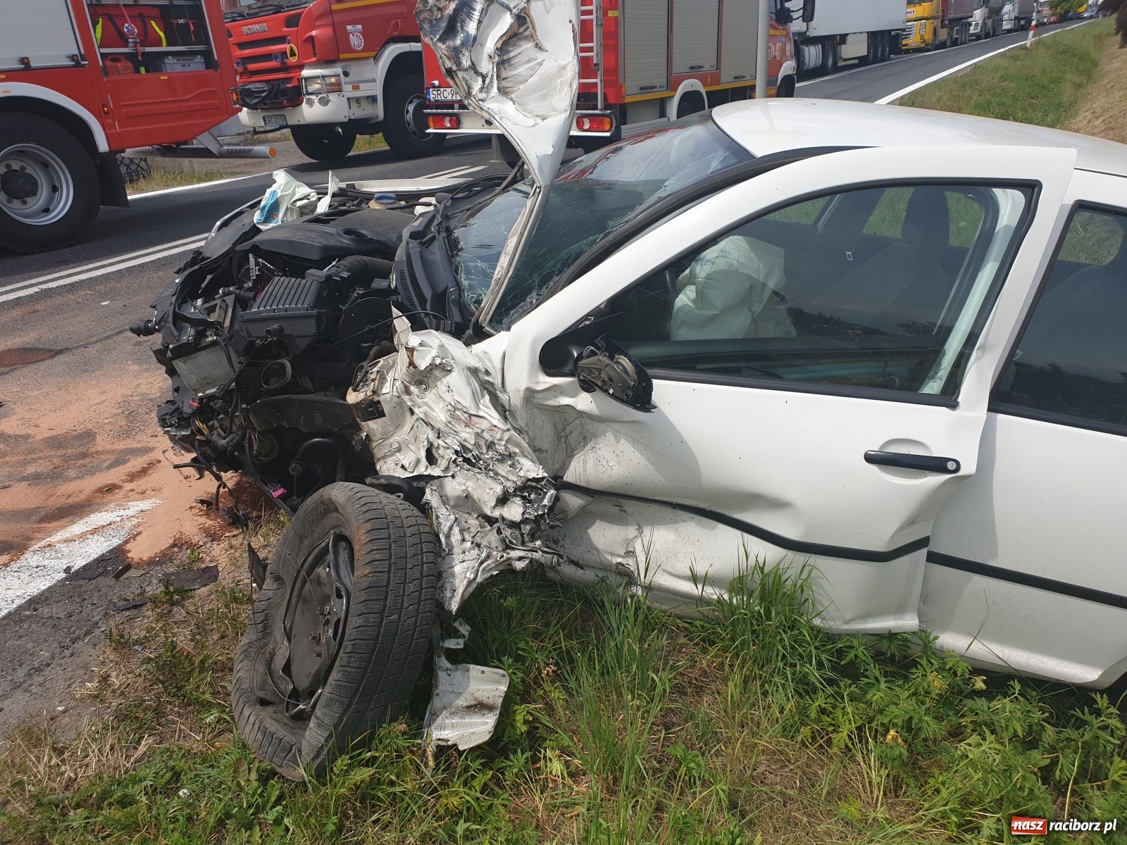 Zdjęcie w galerii na portalu naszraciborz.pl: DK 45. Zderzenie ciężarówki i osobówki na granicy Zabełkowa i Rudyszwałdu [FOTO] wiadomości z regionu