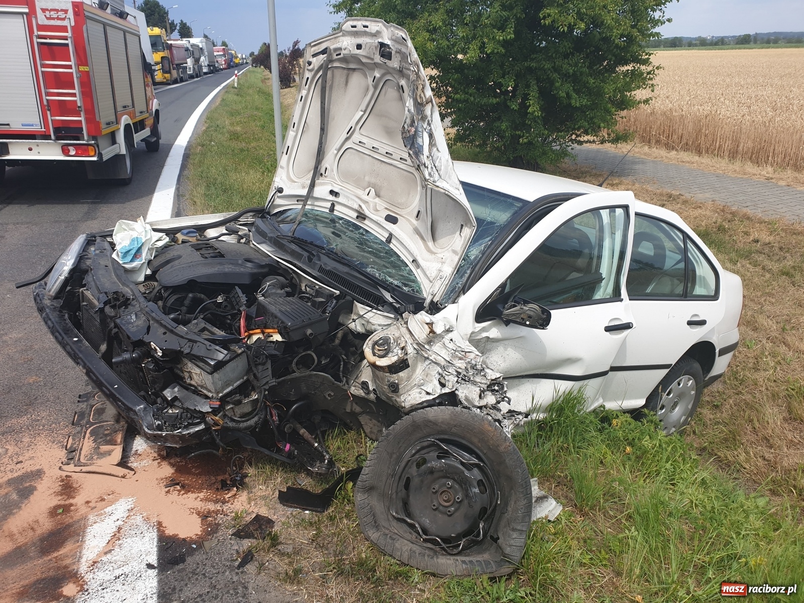 Zdjęcie w galerii na portalu naszraciborz.pl: DK 45. Zderzenie ciężarówki i osobówki na granicy Zabełkowa i Rudyszwałdu [FOTO] wiadomości z regionu