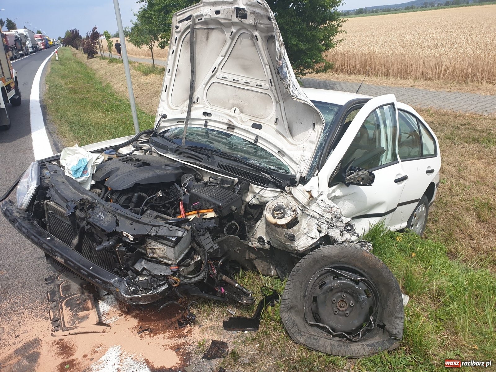 Zdjęcie w galerii na portalu naszraciborz.pl: DK 45. Zderzenie ciężarówki i osobówki na granicy Zabełkowa i Rudyszwałdu [FOTO] wiadomości z regionu