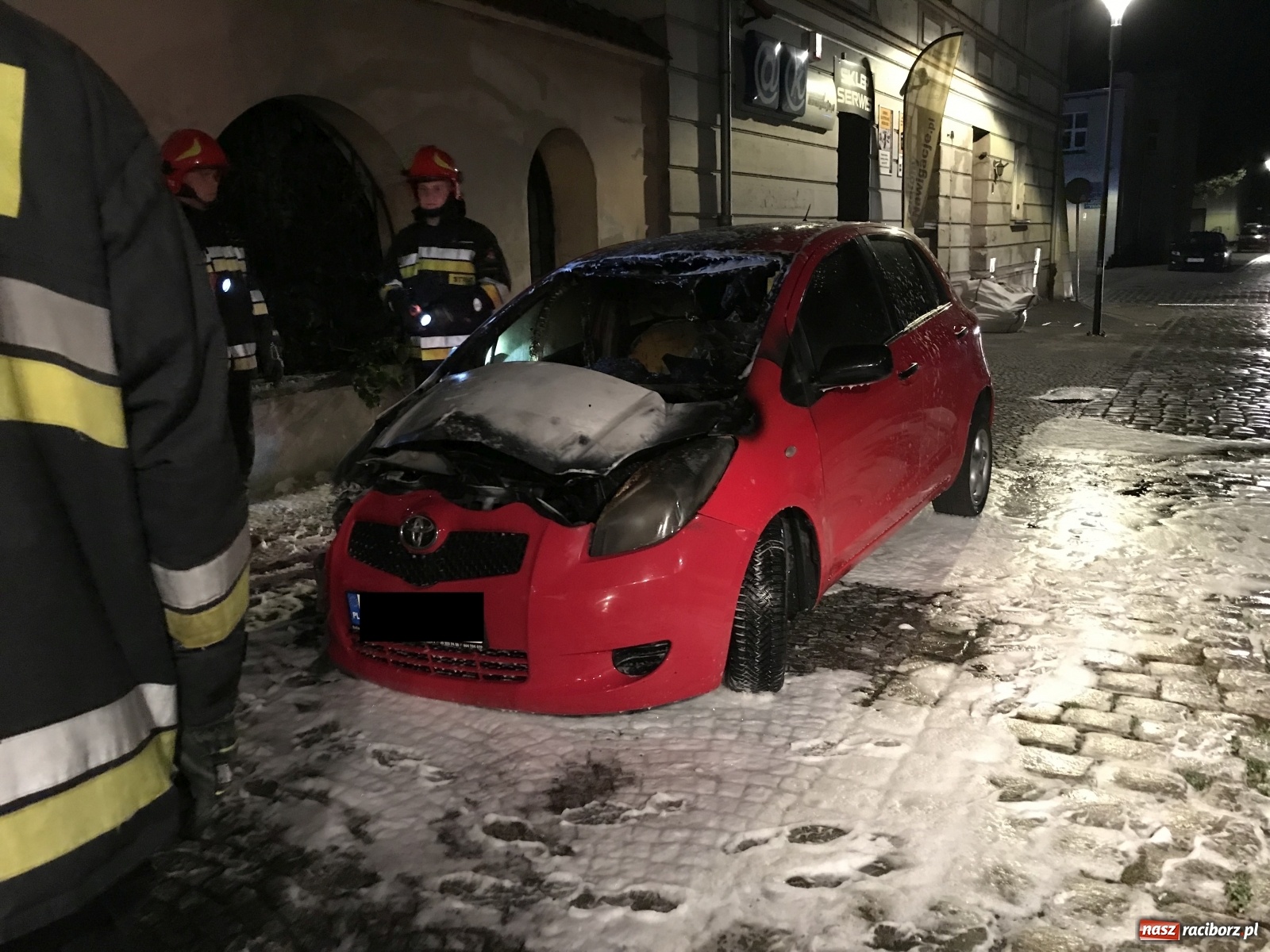 Zdjęcie w galerii na portalu naszraciborz.pl: Pożar toyoty na Rzeźniczej [FOTO] wiadomości z regionu