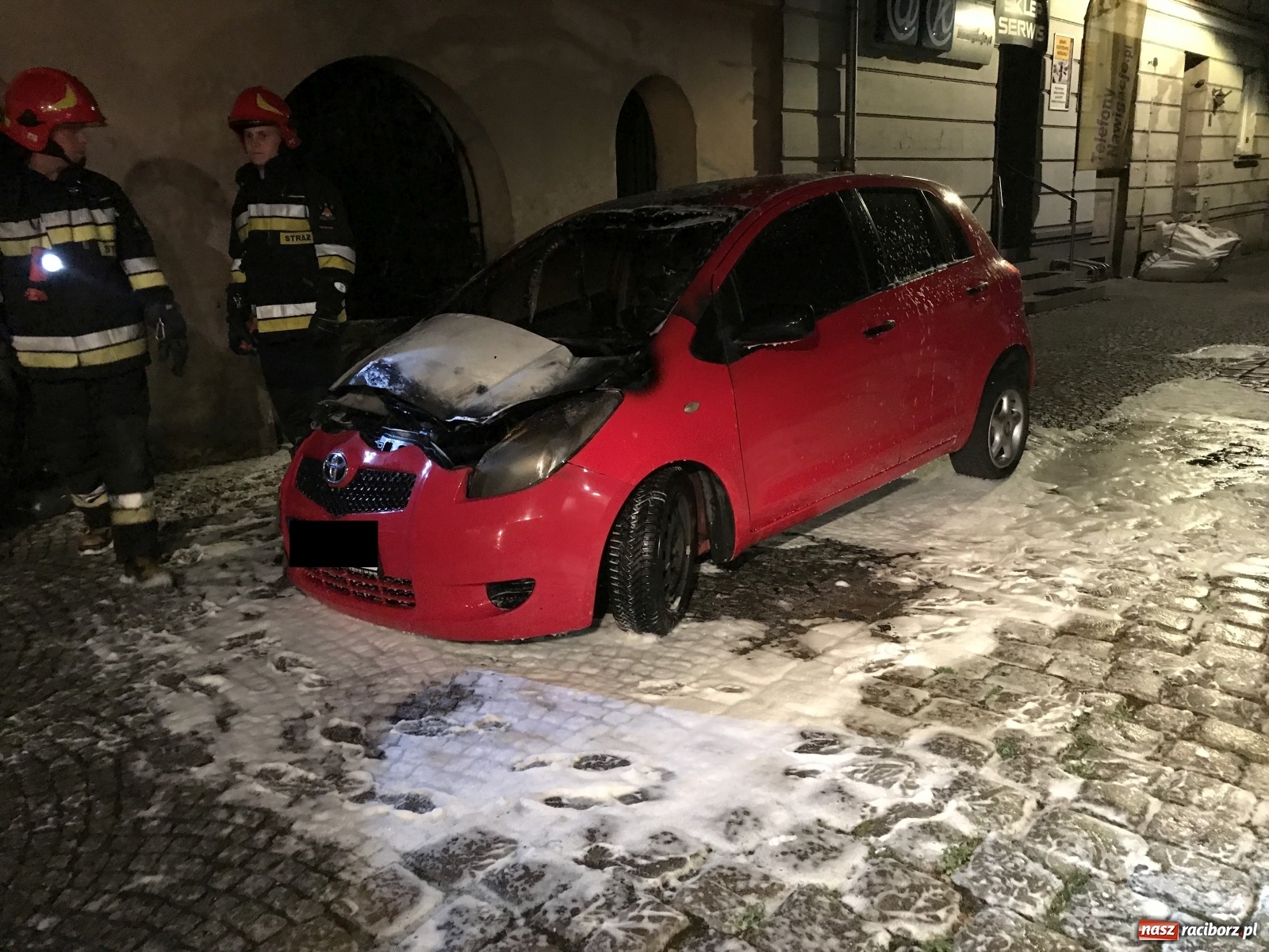 Zdjęcie w galerii na portalu naszraciborz.pl: Pożar toyoty na Rzeźniczej [FOTO] wiadomości z regionu