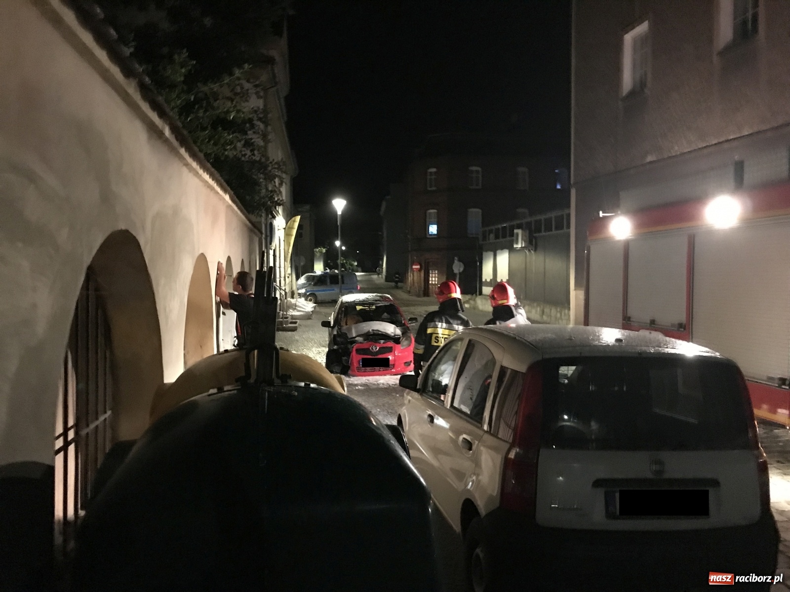 Zdjęcie w galerii na portalu naszraciborz.pl: Pożar toyoty na Rzeźniczej [FOTO] wiadomości z regionu