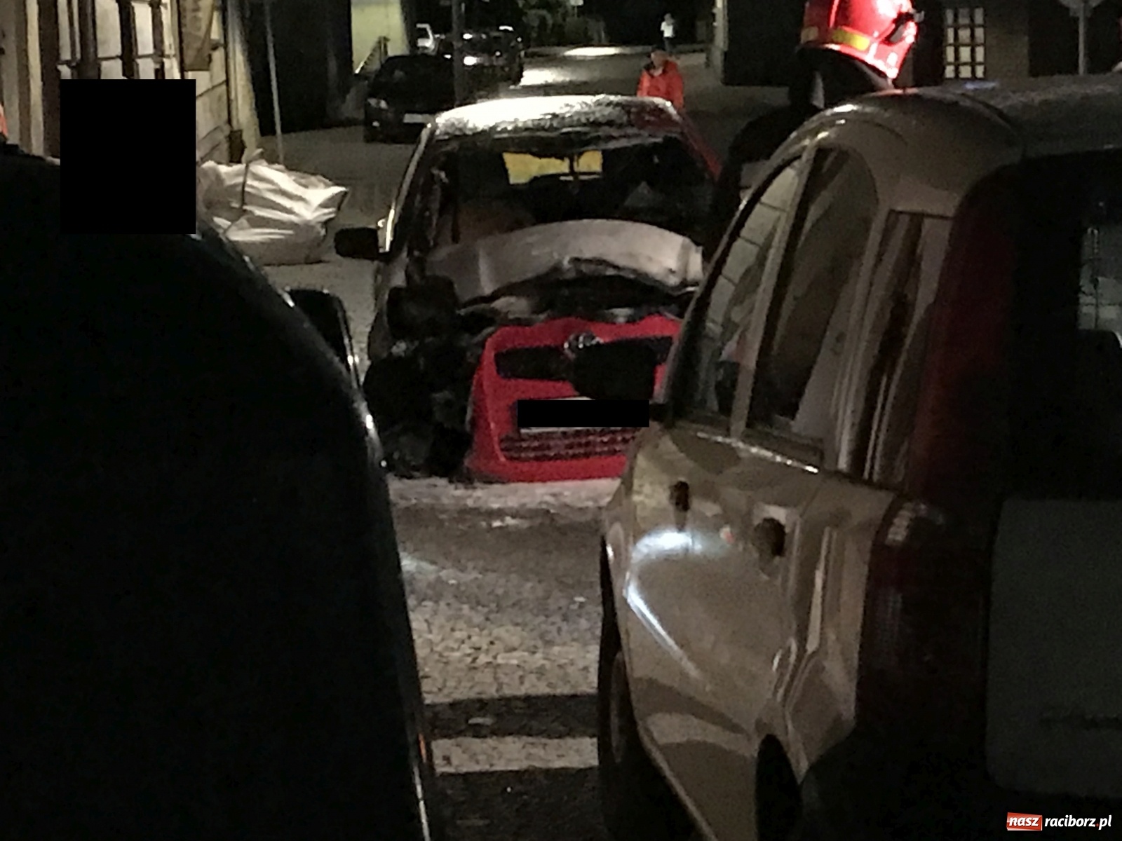 Zdjęcie w galerii na portalu naszraciborz.pl: Pożar toyoty na Rzeźniczej [FOTO] wiadomości z regionu