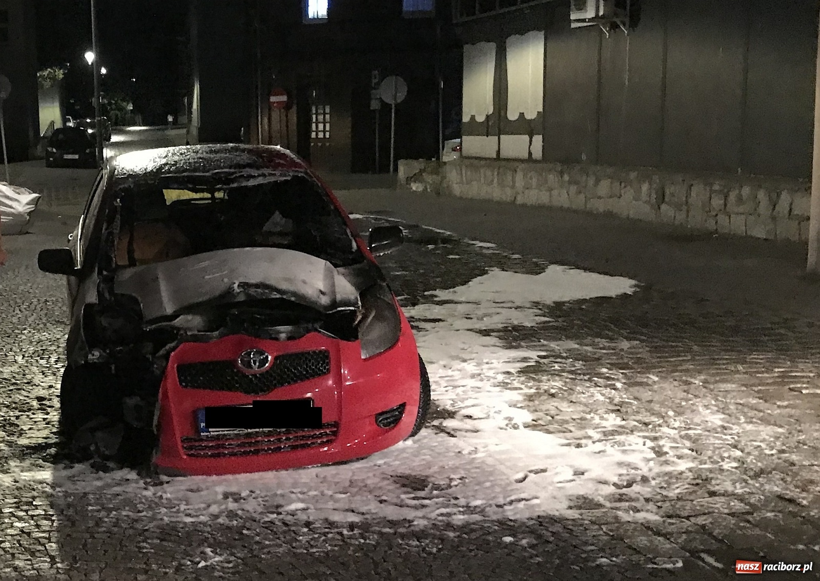 Zdjęcie w galerii na portalu naszraciborz.pl: Pożar toyoty na Rzeźniczej [FOTO] wiadomości z regionu