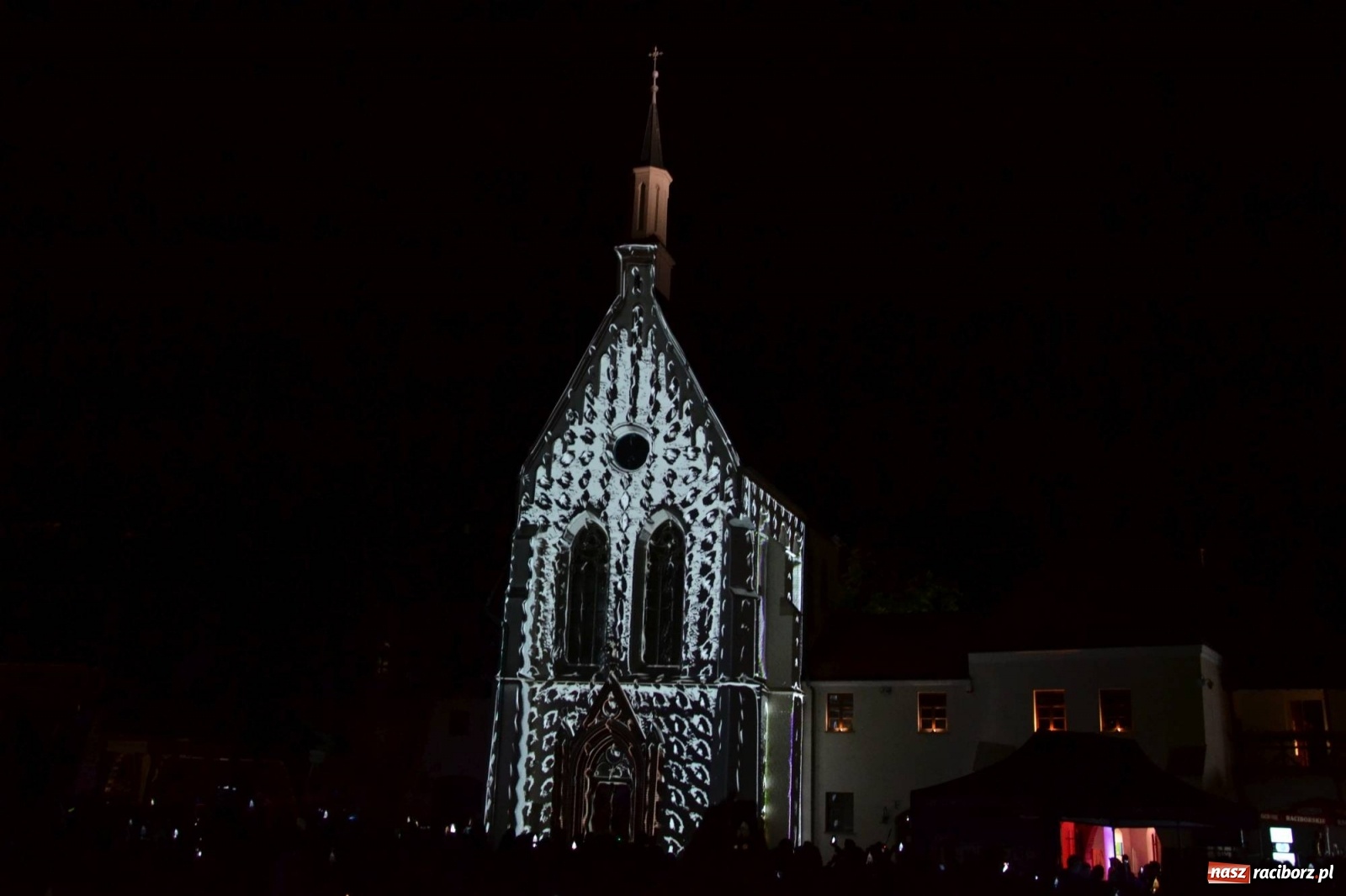 Zdjęcie w galerii na portalu naszraciborz.pl: Mapping 3D raciborskiej kaplicy od Clockwork. Jak wam się podoba? FOTO i WIDEO wiadomości z regionu