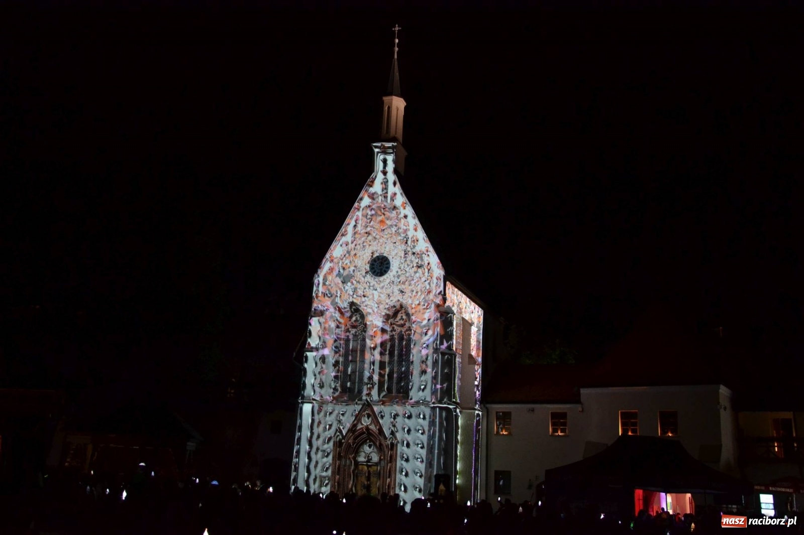 Zdjęcie w galerii na portalu naszraciborz.pl: Mapping 3D raciborskiej kaplicy od Clockwork. Jak wam się podoba? FOTO i WIDEO wiadomości z regionu