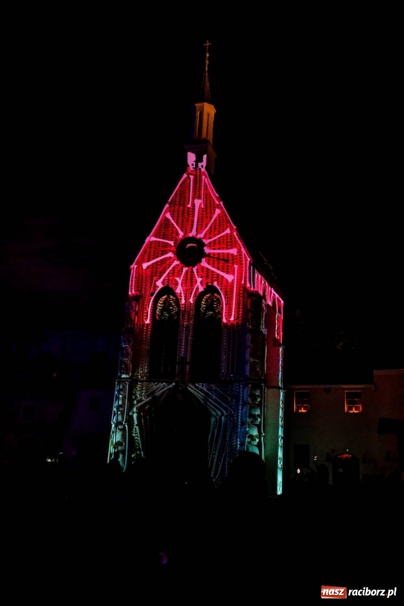 Zdjęcie w galerii na portalu naszraciborz.pl: Mapping 3D raciborskiej kaplicy od Clockwork. Jak wam się podoba? FOTO i WIDEO wiadomości z regionu