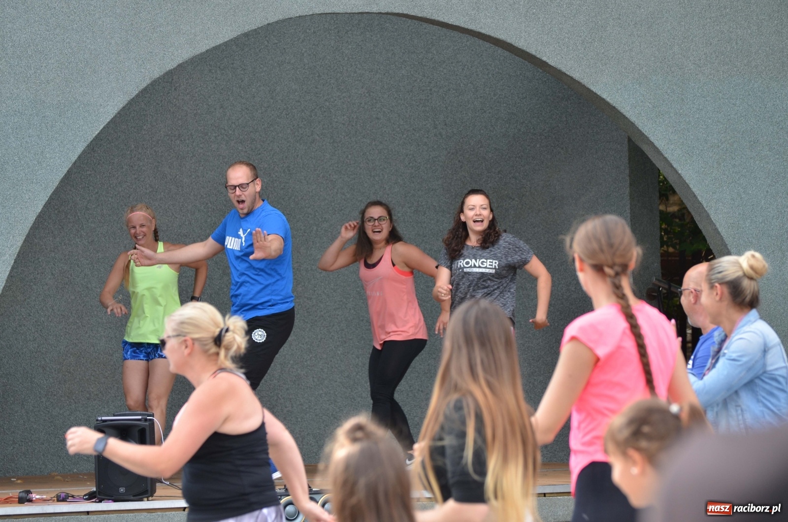 Zdjęcie w galerii na portalu naszraciborz.pl: Wakacyjne Latino Dance w parku m. Roth  wiadomości z regionu