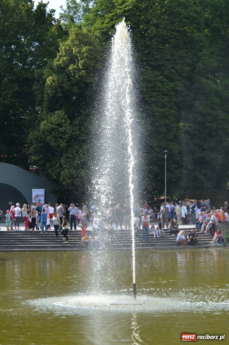 Zdjęcie w galerii na portalu naszraciborz.pl: Wakacyjne Latino Dance w parku m. Roth  wiadomości z regionu