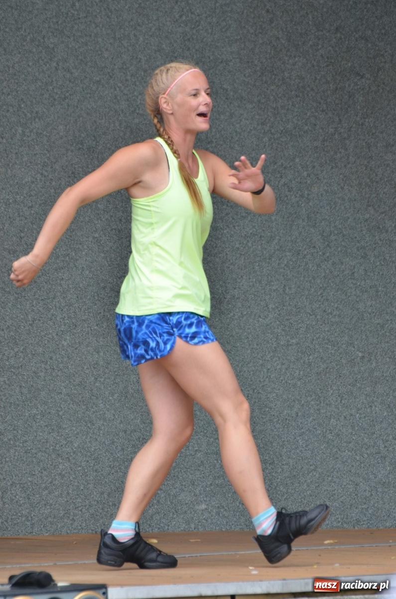 Zdjęcie w galerii na portalu naszraciborz.pl: Wakacyjne Latino Dance w parku m. Roth  wiadomości z regionu