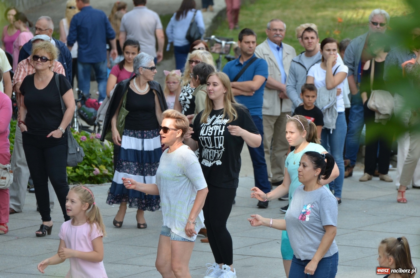 Zdjęcie w galerii na portalu naszraciborz.pl: Wakacyjne Latino Dance w parku m. Roth  wiadomości z regionu