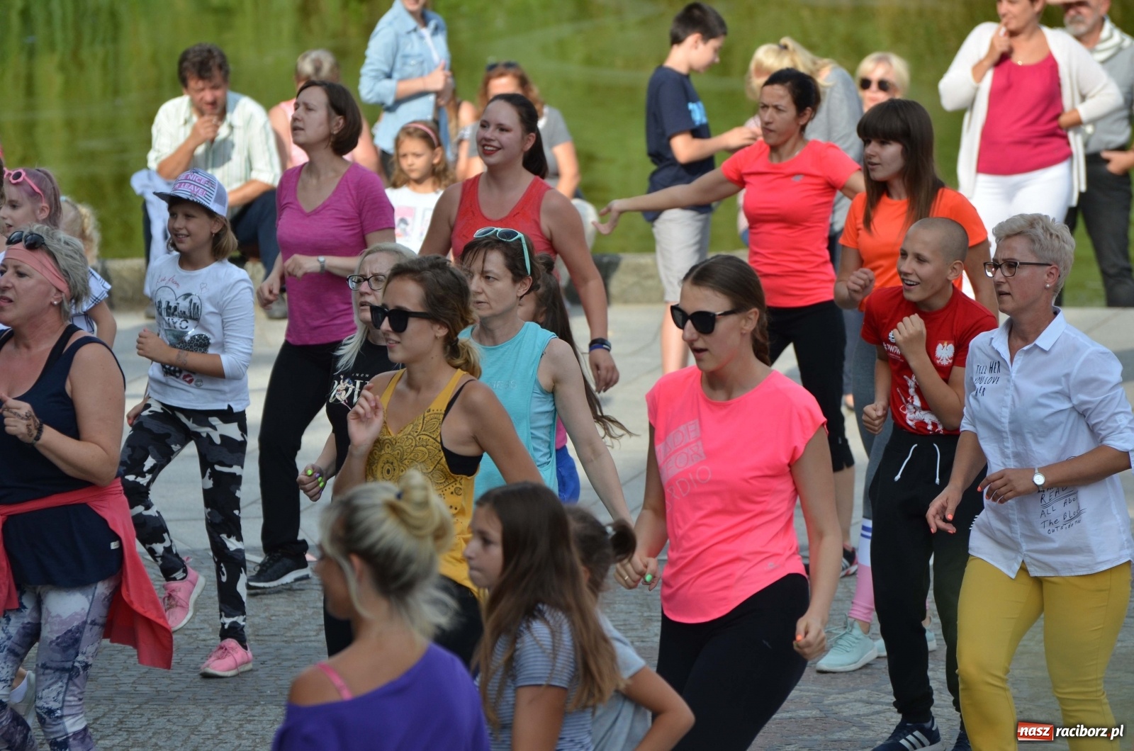 Zdjęcie w galerii na portalu naszraciborz.pl: Wakacyjne Latino Dance w parku m. Roth  wiadomości z regionu