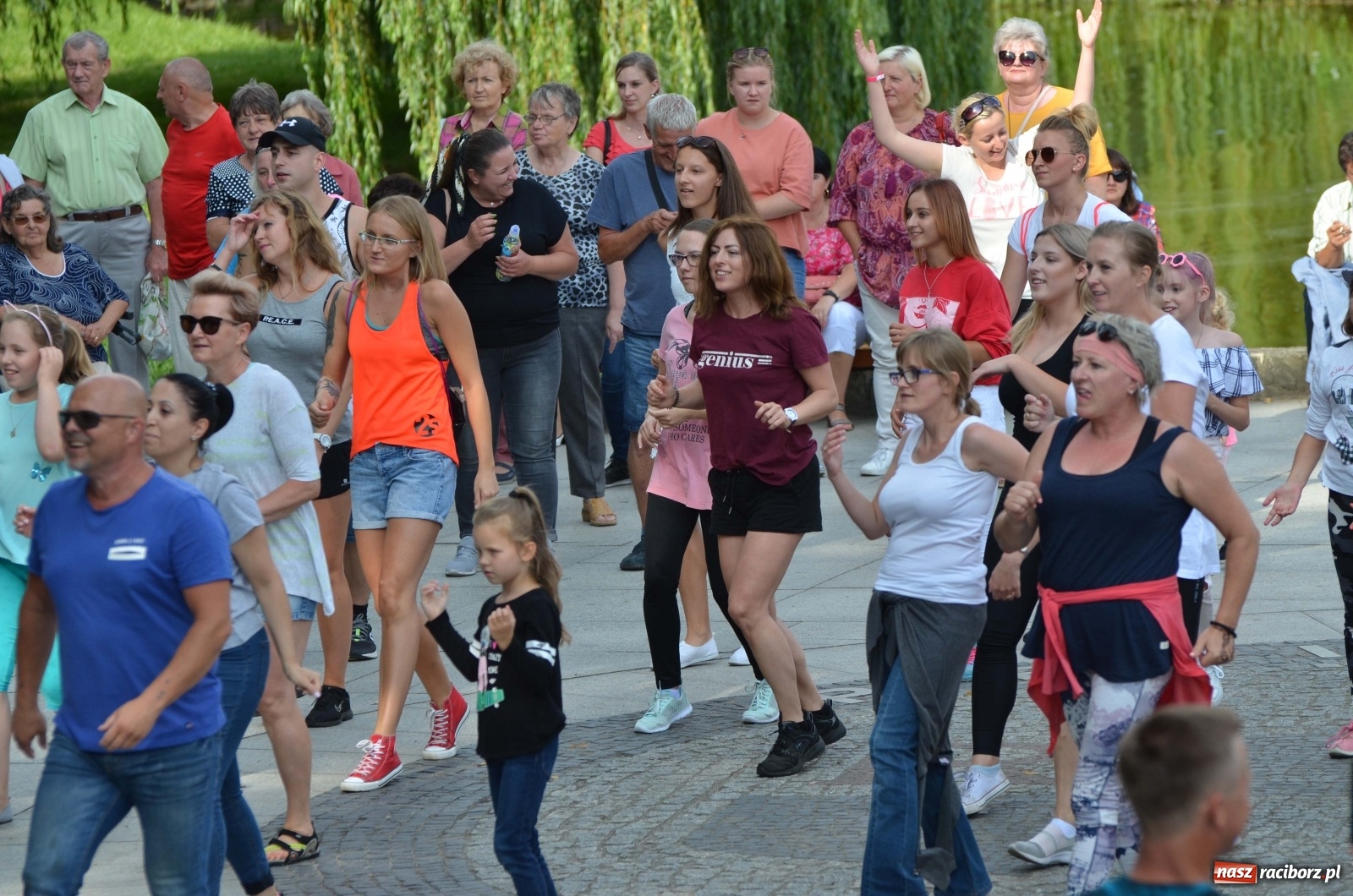 Zdjęcie w galerii na portalu naszraciborz.pl: Wakacyjne Latino Dance w parku m. Roth  wiadomości z regionu