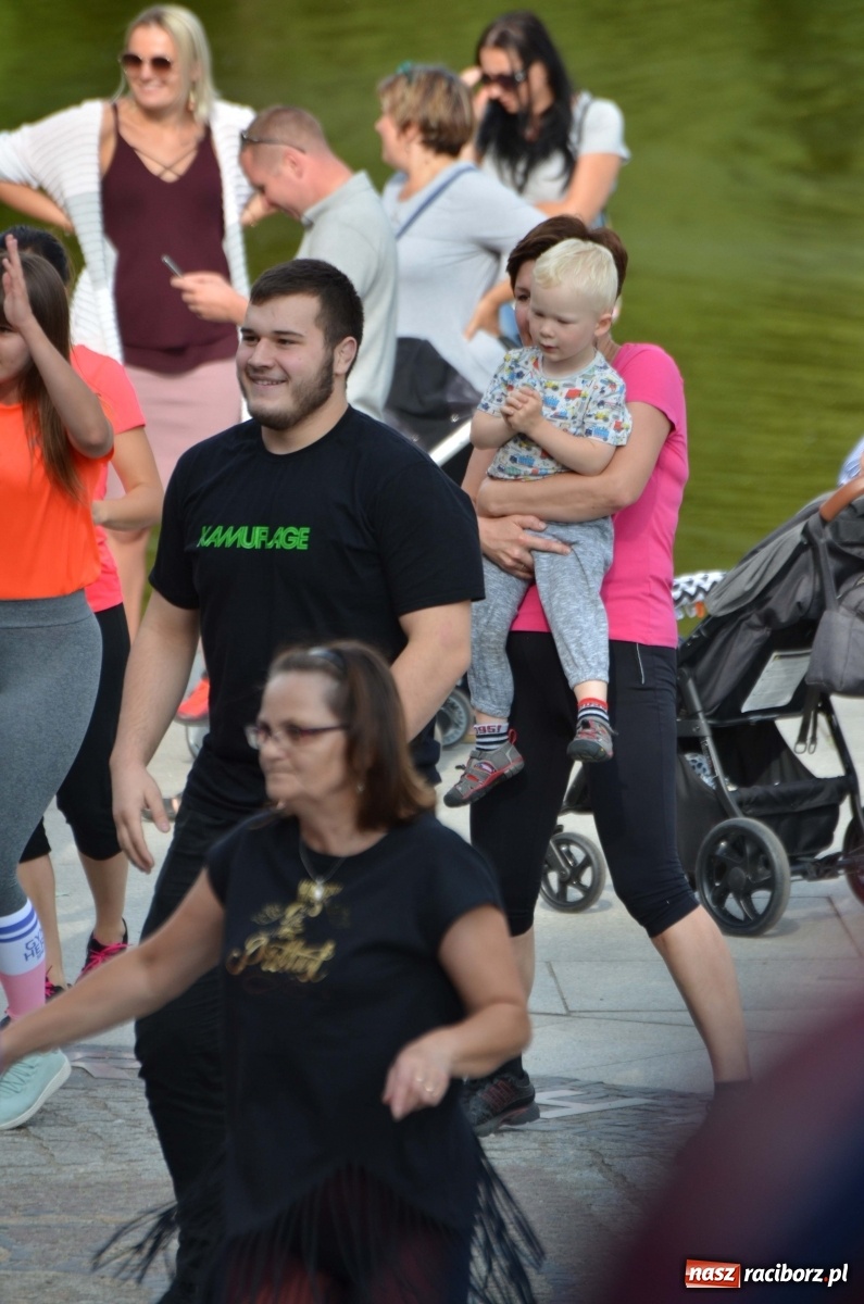 Zdjęcie w galerii na portalu naszraciborz.pl: Wakacyjne Latino Dance w parku m. Roth  wiadomości z regionu