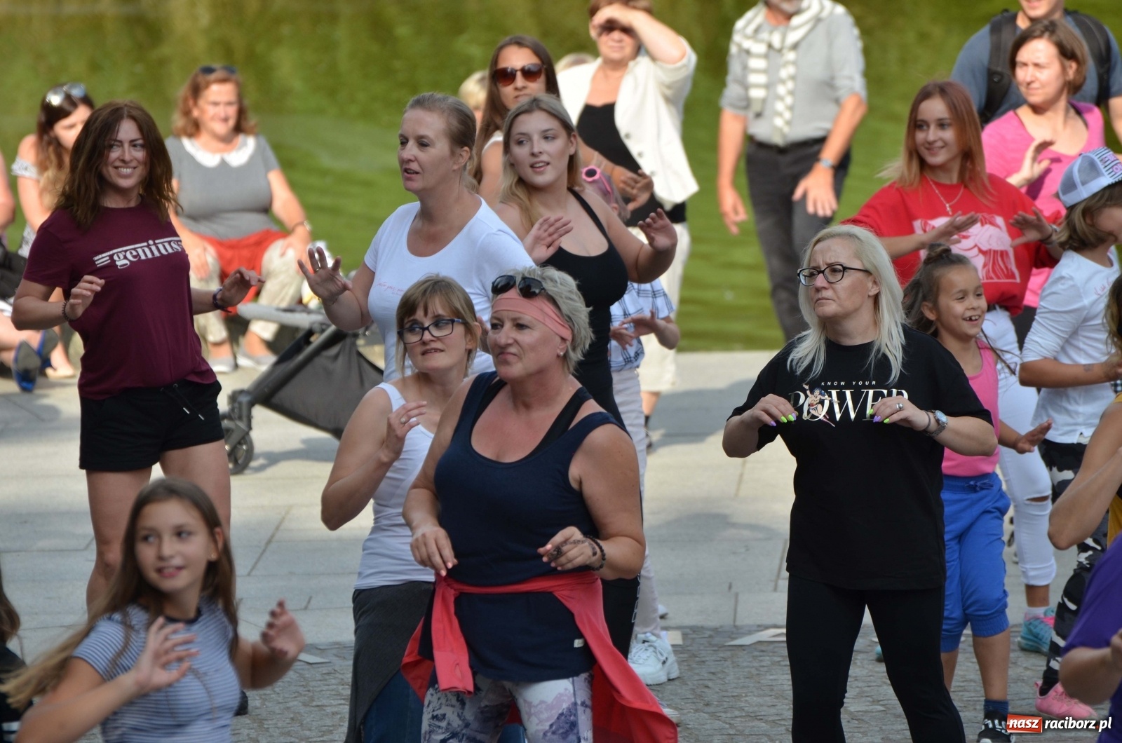 Zdjęcie w galerii na portalu naszraciborz.pl: Wakacyjne Latino Dance w parku m. Roth  wiadomości z regionu