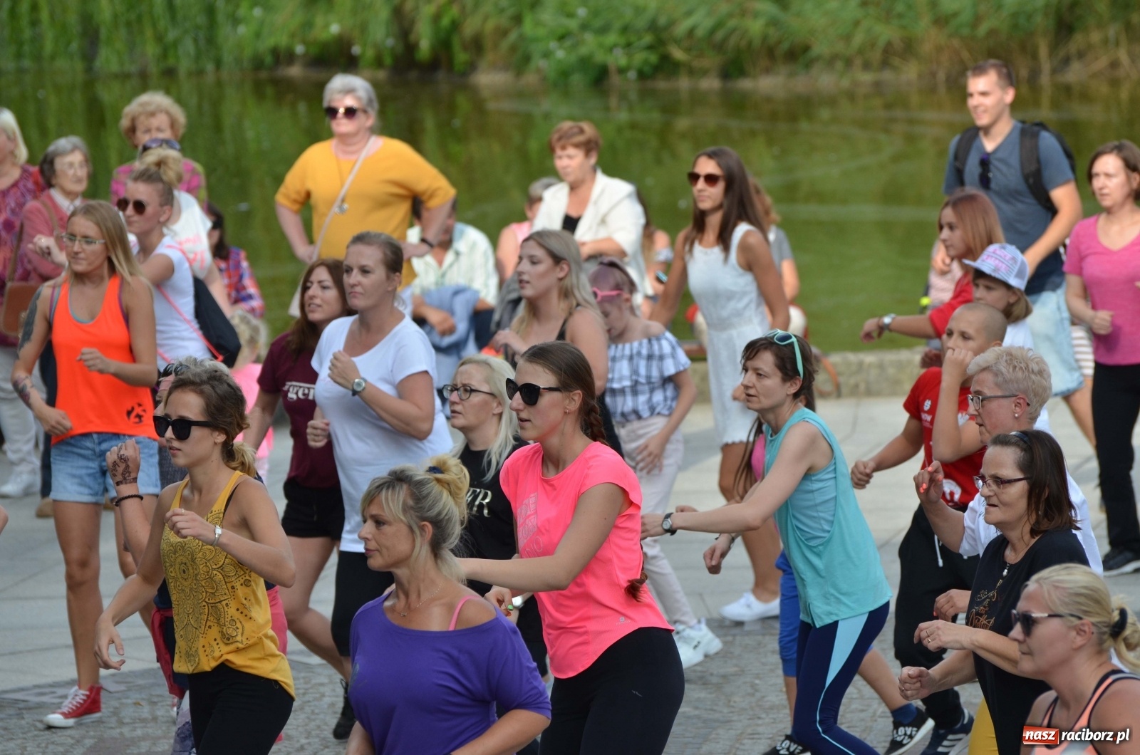 Zdjęcie w galerii na portalu naszraciborz.pl: Wakacyjne Latino Dance w parku m. Roth  wiadomości z regionu